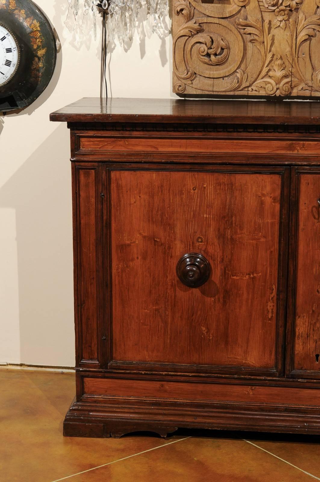 Credenza barroca italiana de pino del siglo XVII Italiano
