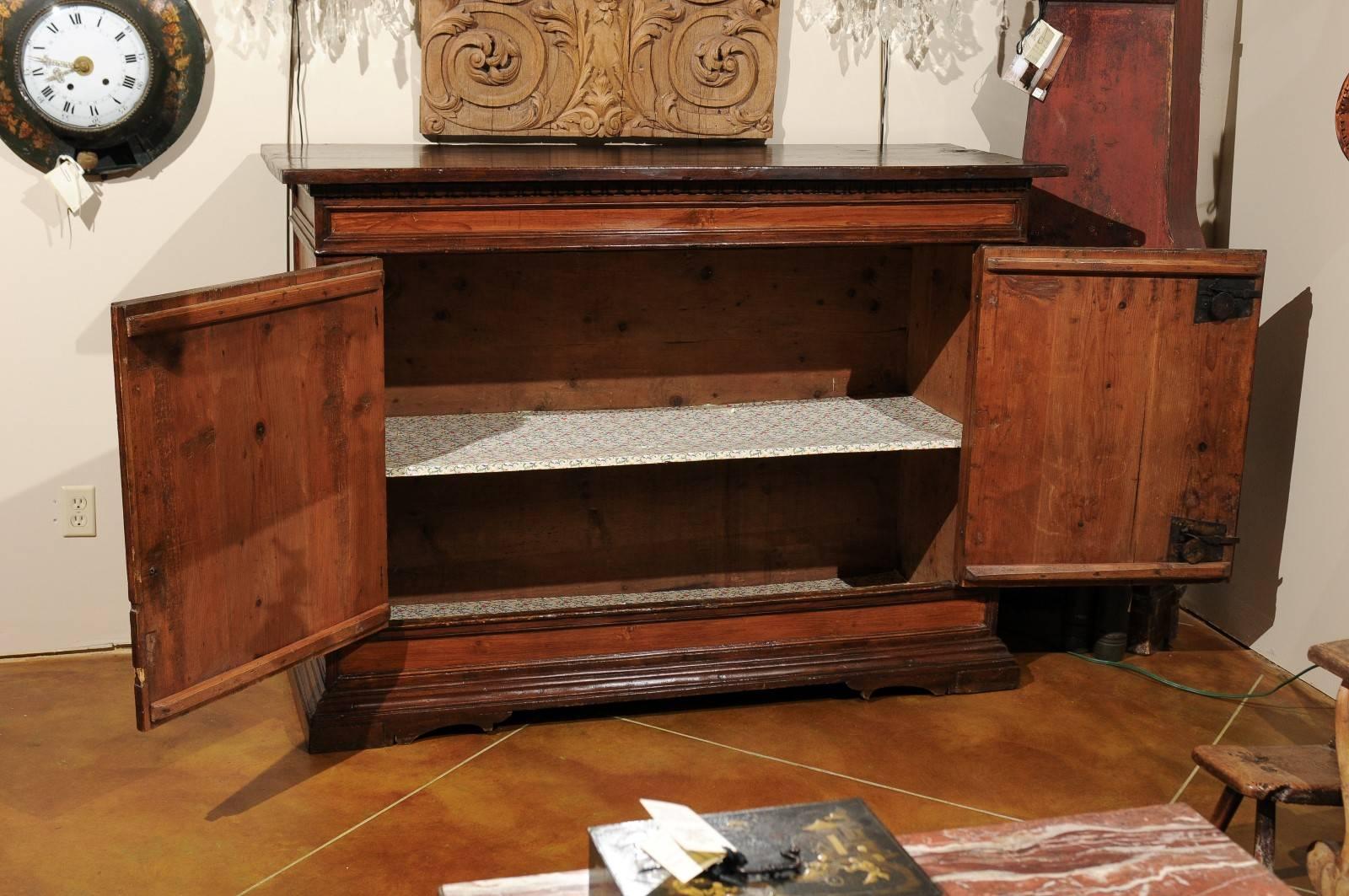Credenza barroca italiana de pino del siglo XVII Pino
