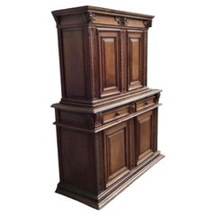 Cabinet baroque italien du 17e siècle en noyer avec de riches sculptures