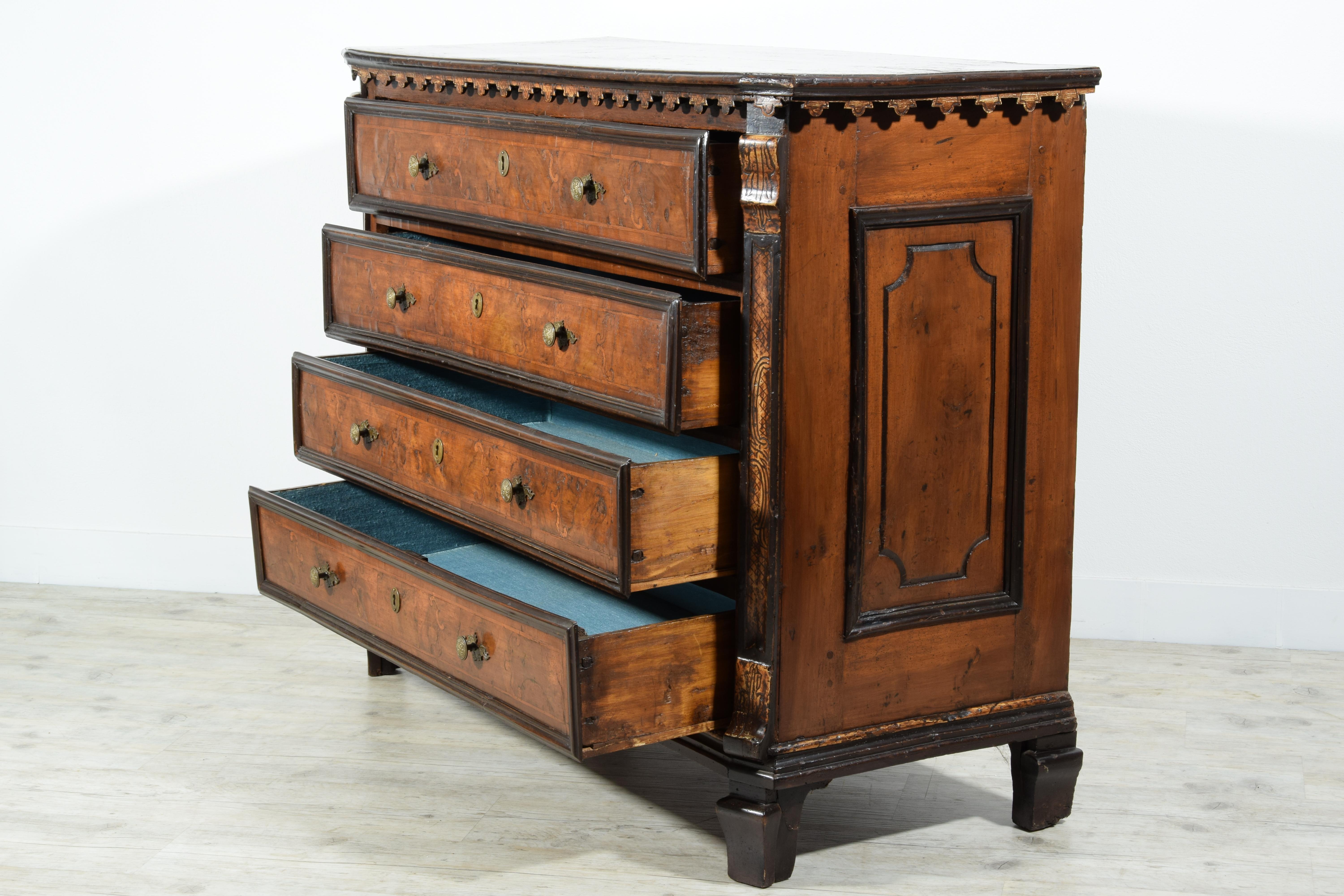 17th Century, Italian Baroque Walnut Chest of Drawers For Sale 5