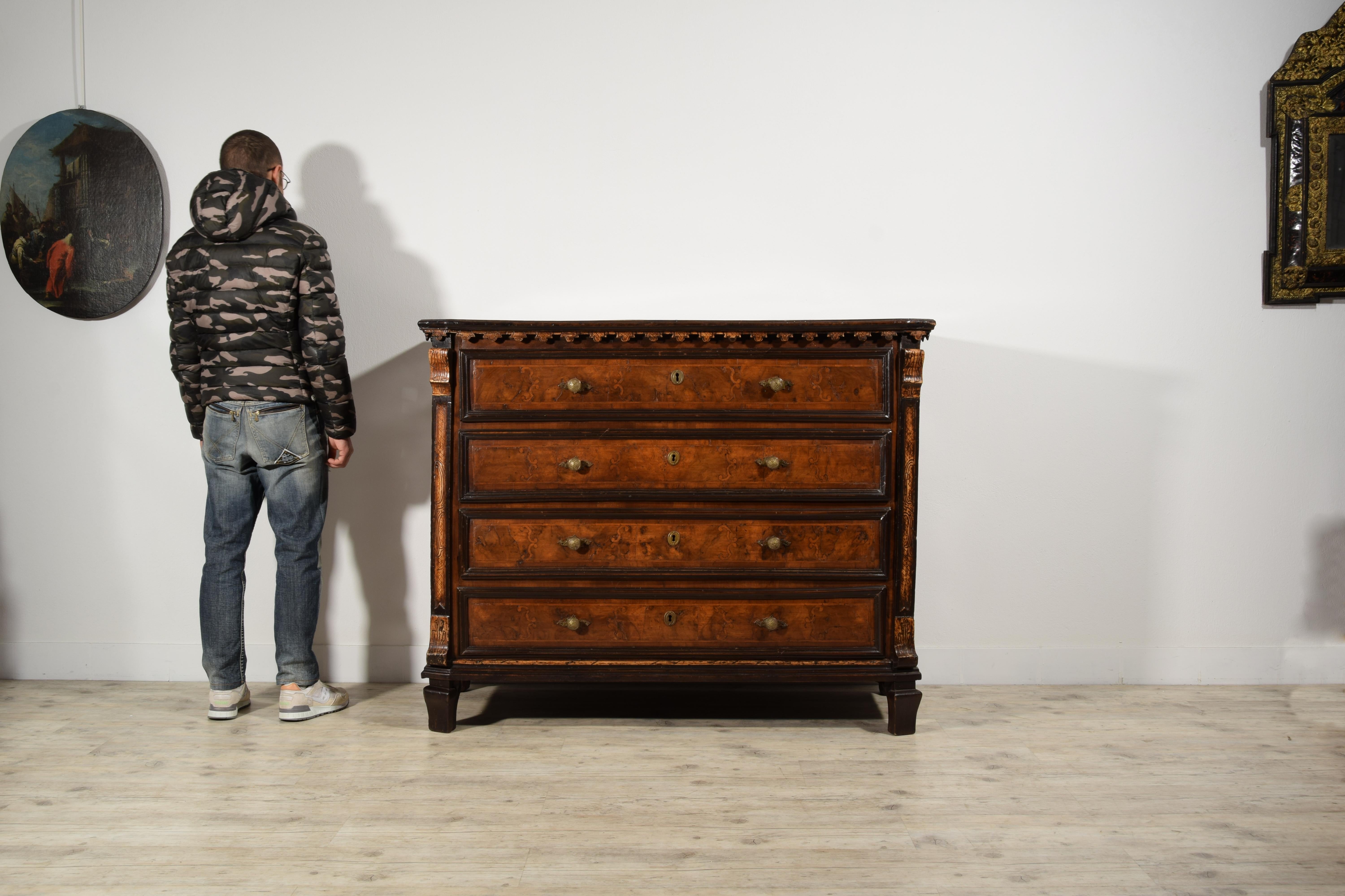 17th Century, Italian Baroque Walnut Chest of Drawers For Sale 7
