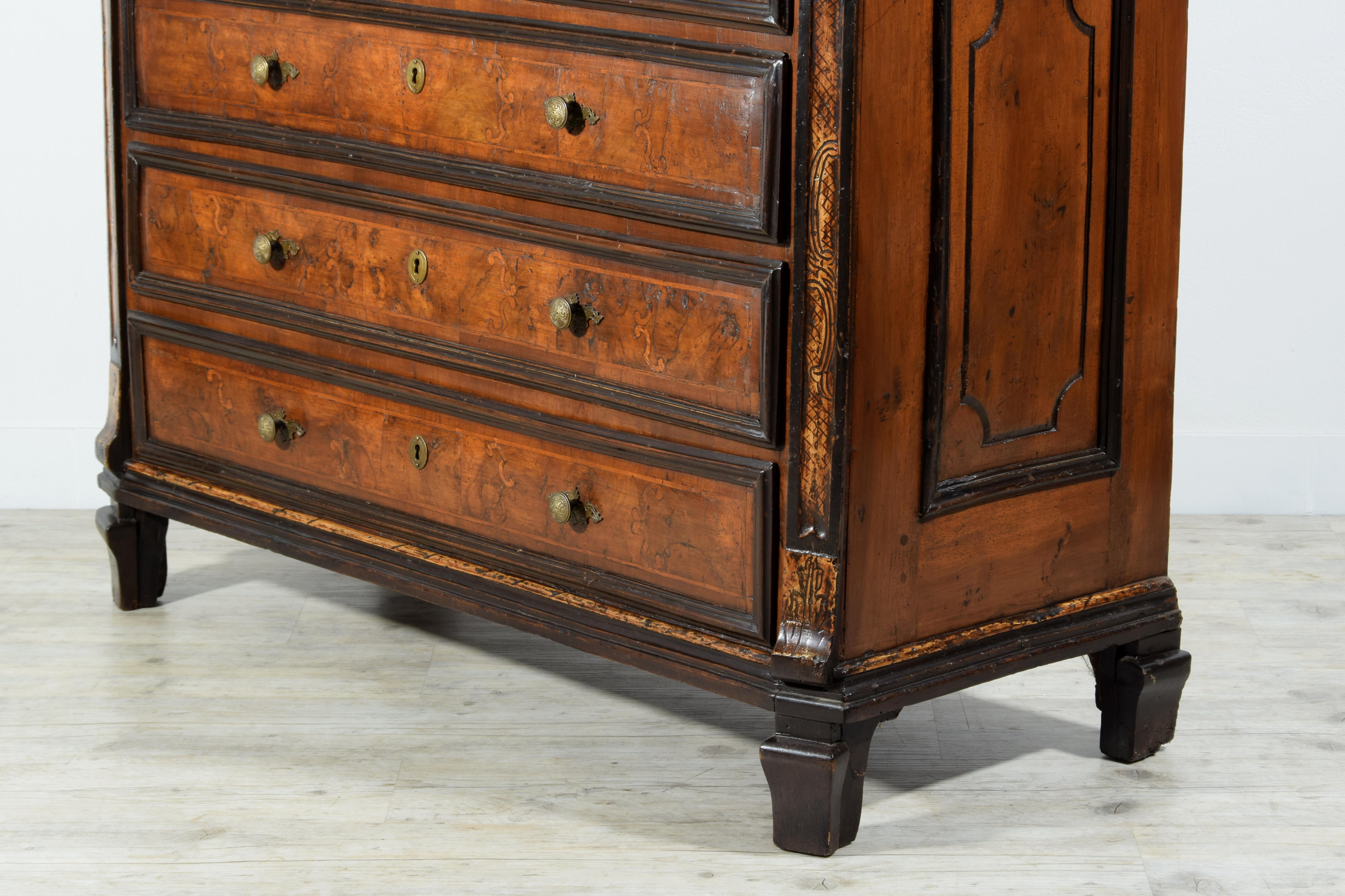 17th Century, Italian Baroque Walnut Chest of Drawers For Sale 1