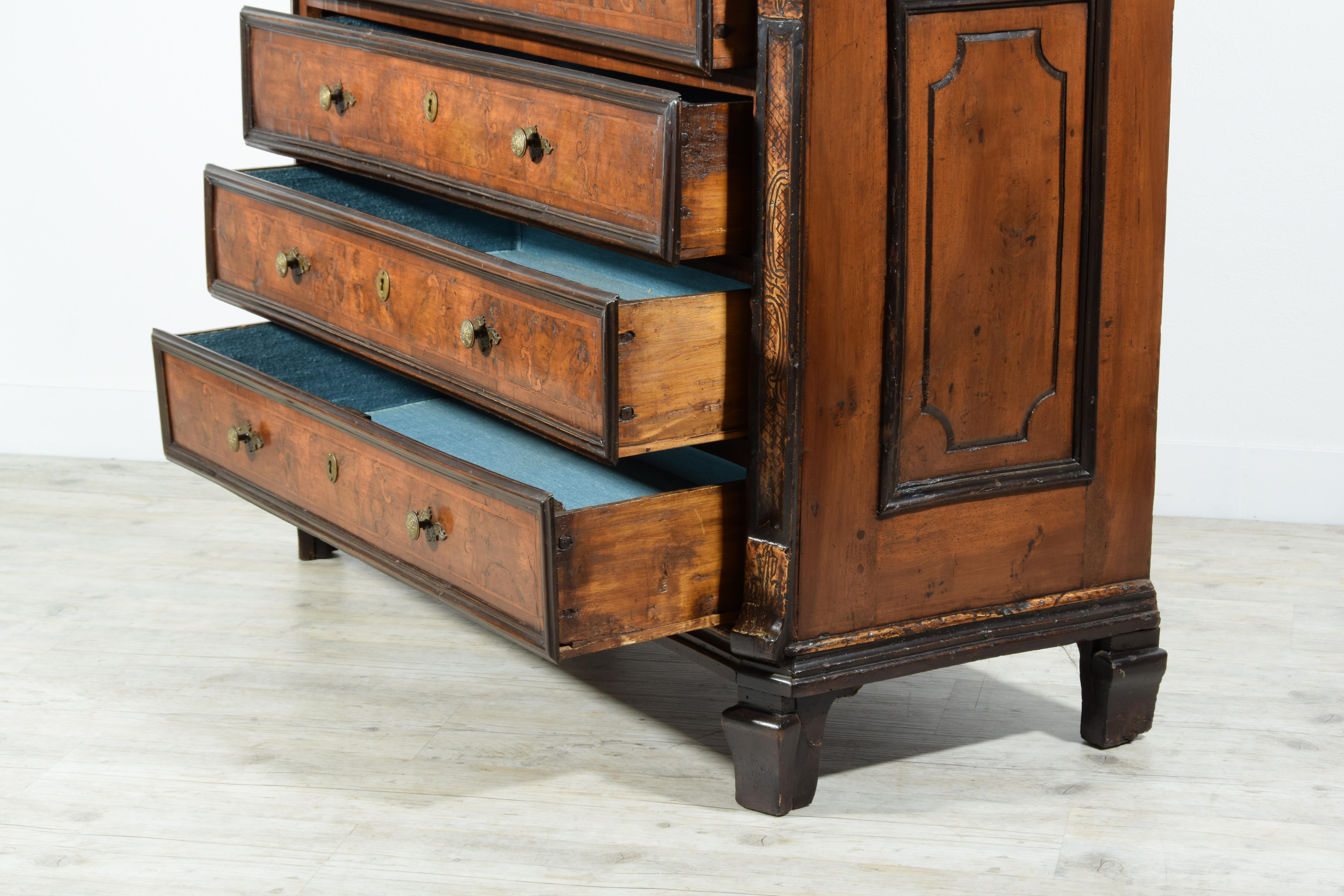 17th Century, Italian Baroque Walnut Chest of Drawers For Sale 3