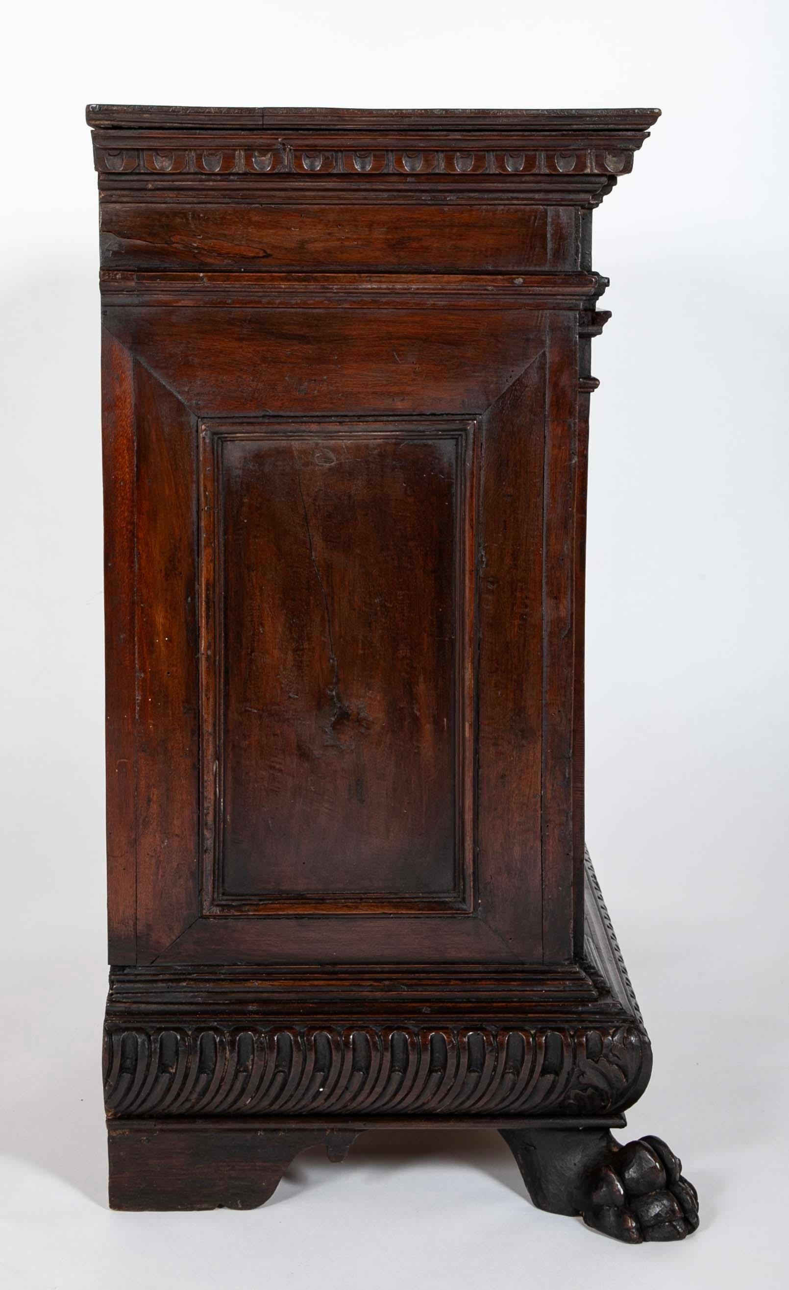Crédence en noyer baroque italienne du 17e siècle en vente 6