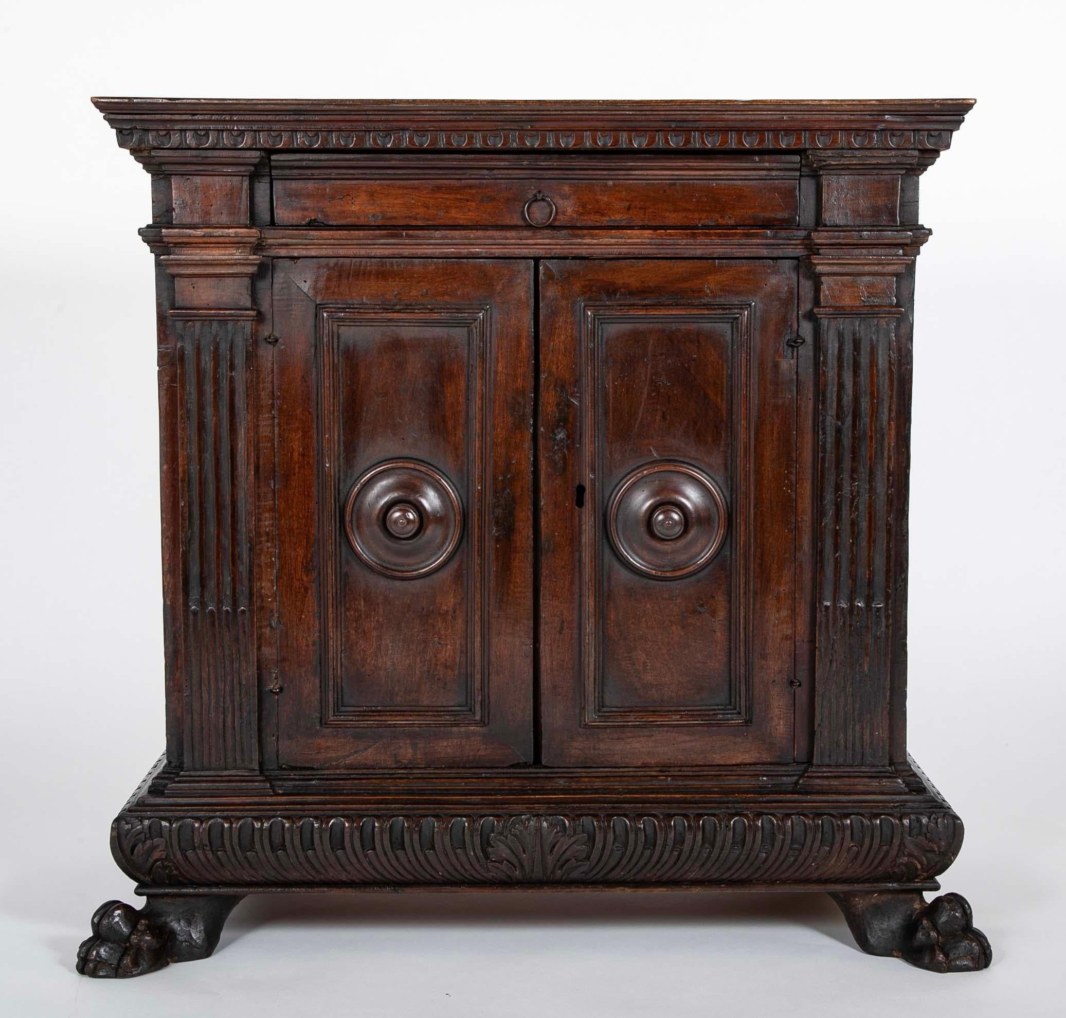 Baroque Crédence en noyer baroque italienne du 17e siècle en vente