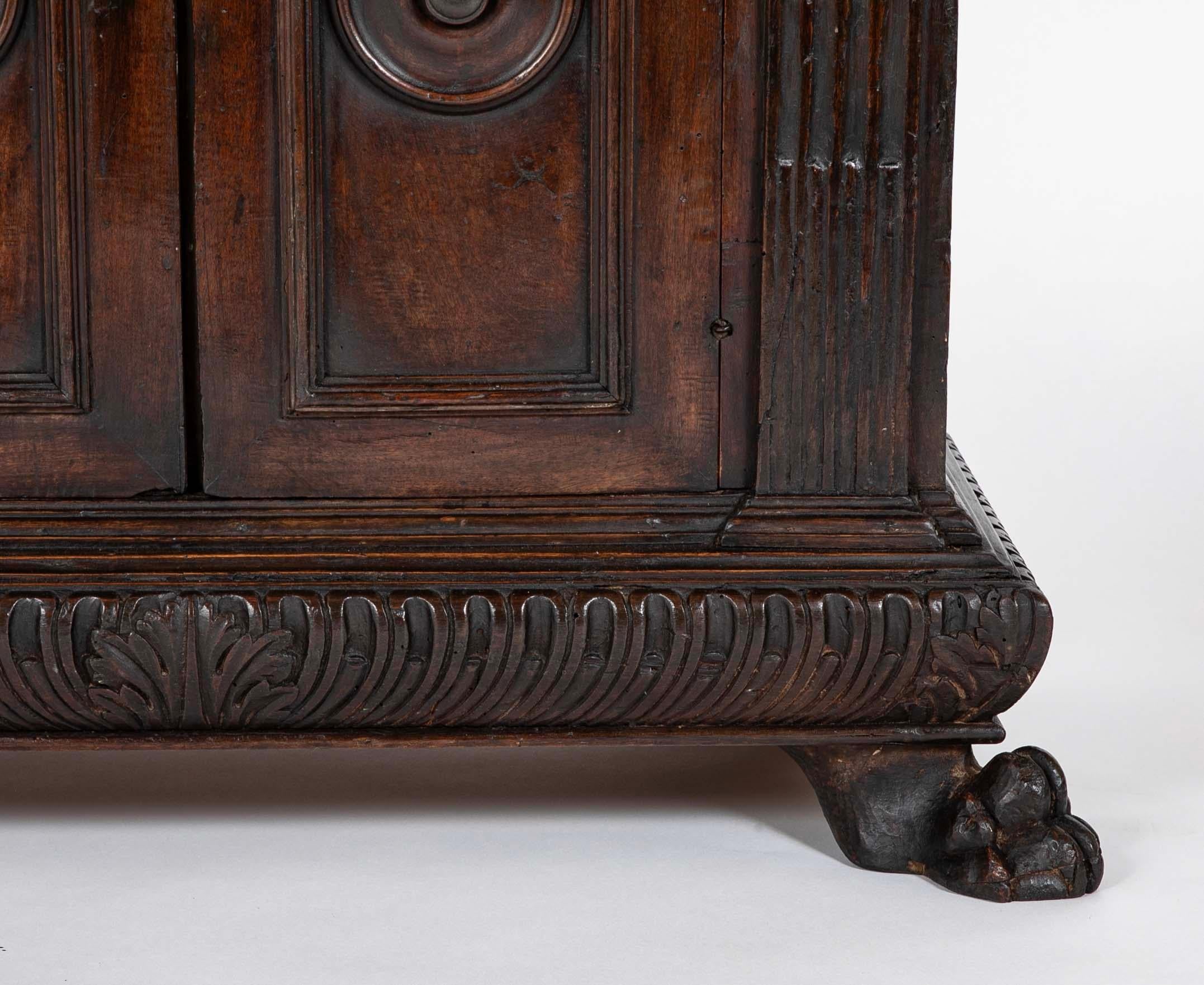 Sculpté à la main Crédence en noyer baroque italienne du 17e siècle en vente