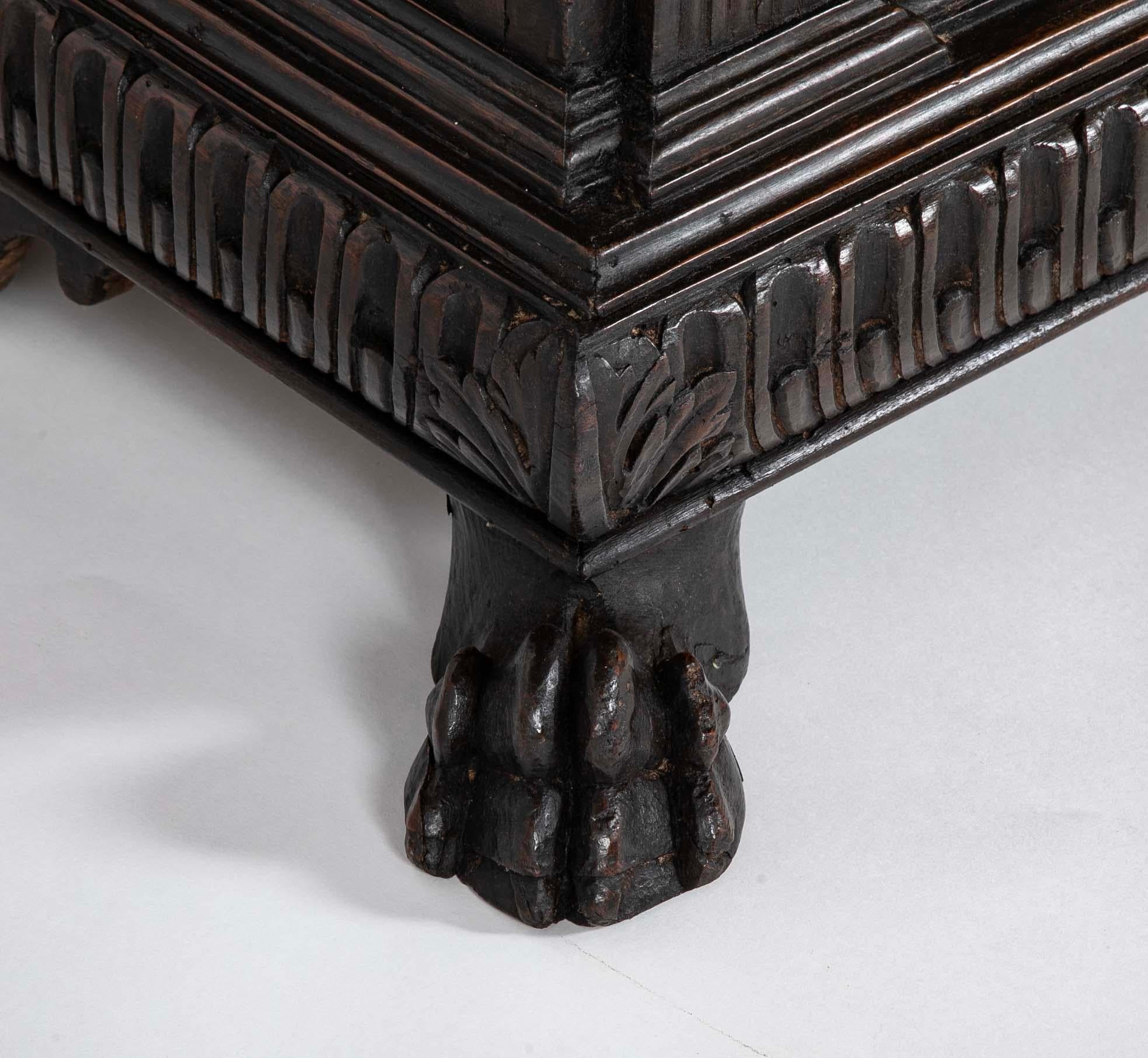 Crédence en noyer baroque italienne du 17e siècle Bon état - En vente à Stamford, CT