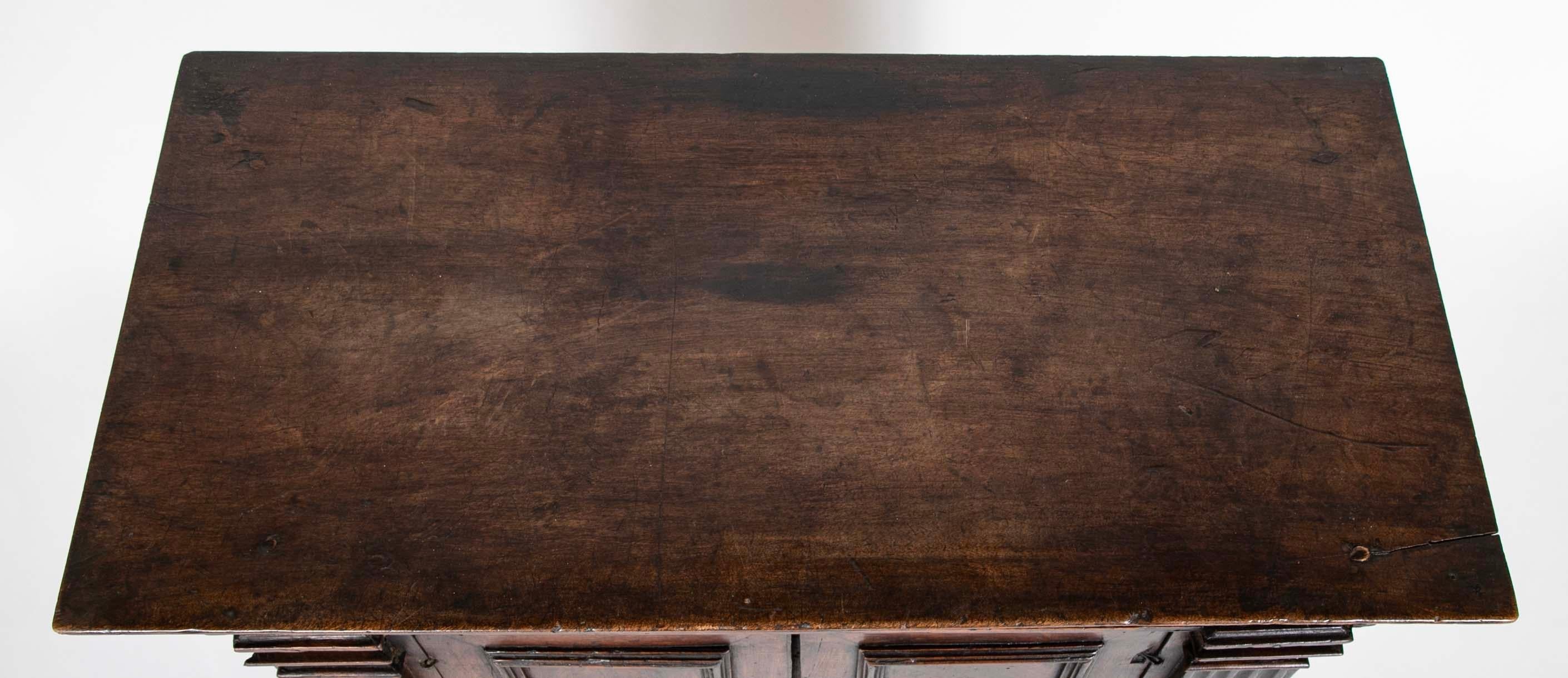 XVIIIe siècle et antérieur Crédence en noyer baroque italienne du 17e siècle en vente