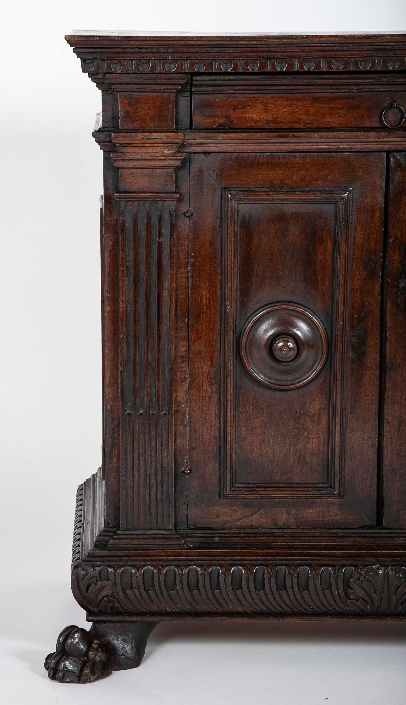 Noyer Crédence en noyer baroque italienne du 17e siècle en vente