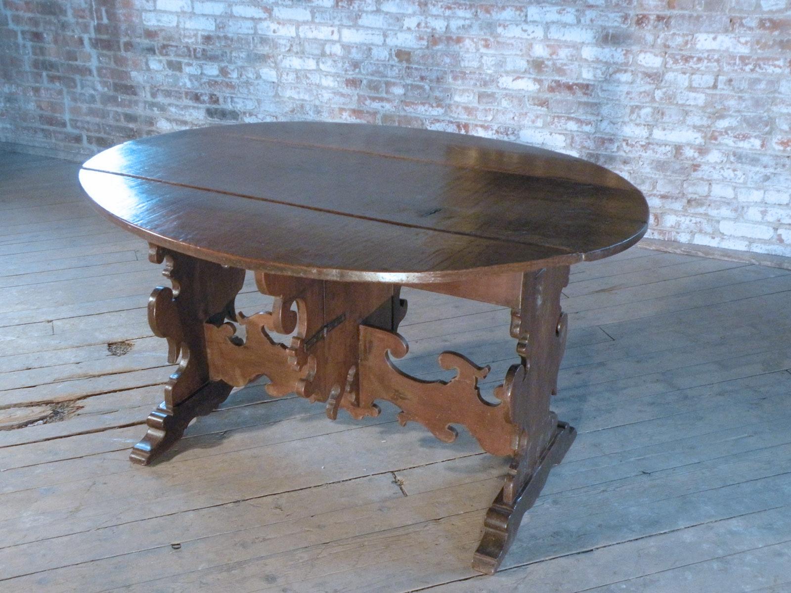 Well developed, decorative Italian Baroque 17th Century Drop-Leaf Table of  Beautiful quality with a rich patina and good size. The table can be used in different ways: Opened on both sides to an oval shape by supporting the two fold-up leaves with