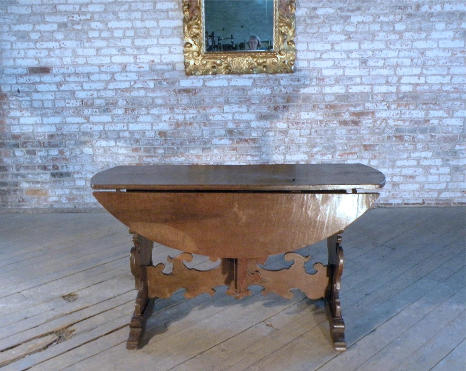 17th Century Italian Baroque Walnut Oval Dining / Center Drop-Leaf Table For Sale 1