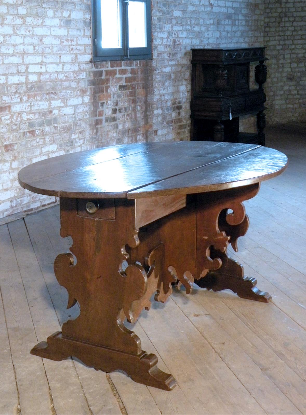 17th Century Italian Baroque Walnut Oval Dining / Center Drop-Leaf Table For Sale 2