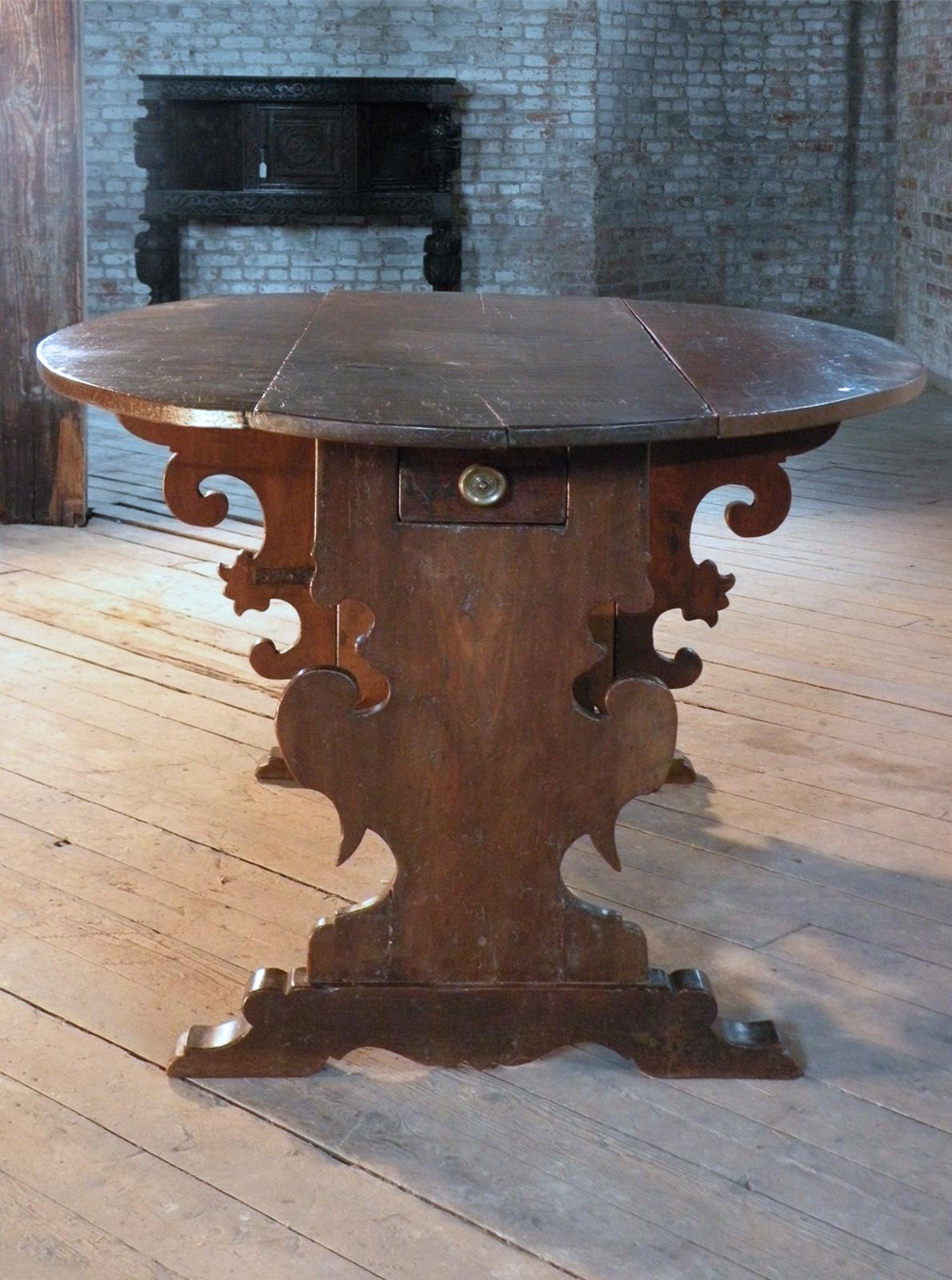 17th Century Italian Baroque Walnut Oval Dining / Center Drop-Leaf Table For Sale 3