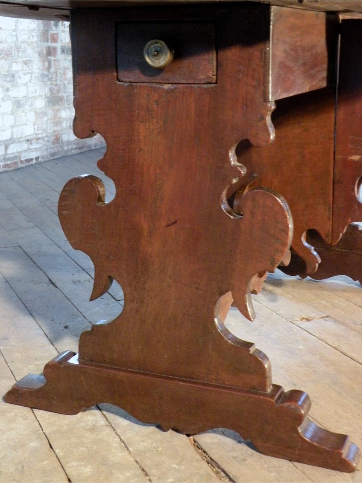 17th Century Italian Baroque Walnut Oval Dining / Center Drop-Leaf Table For Sale 4