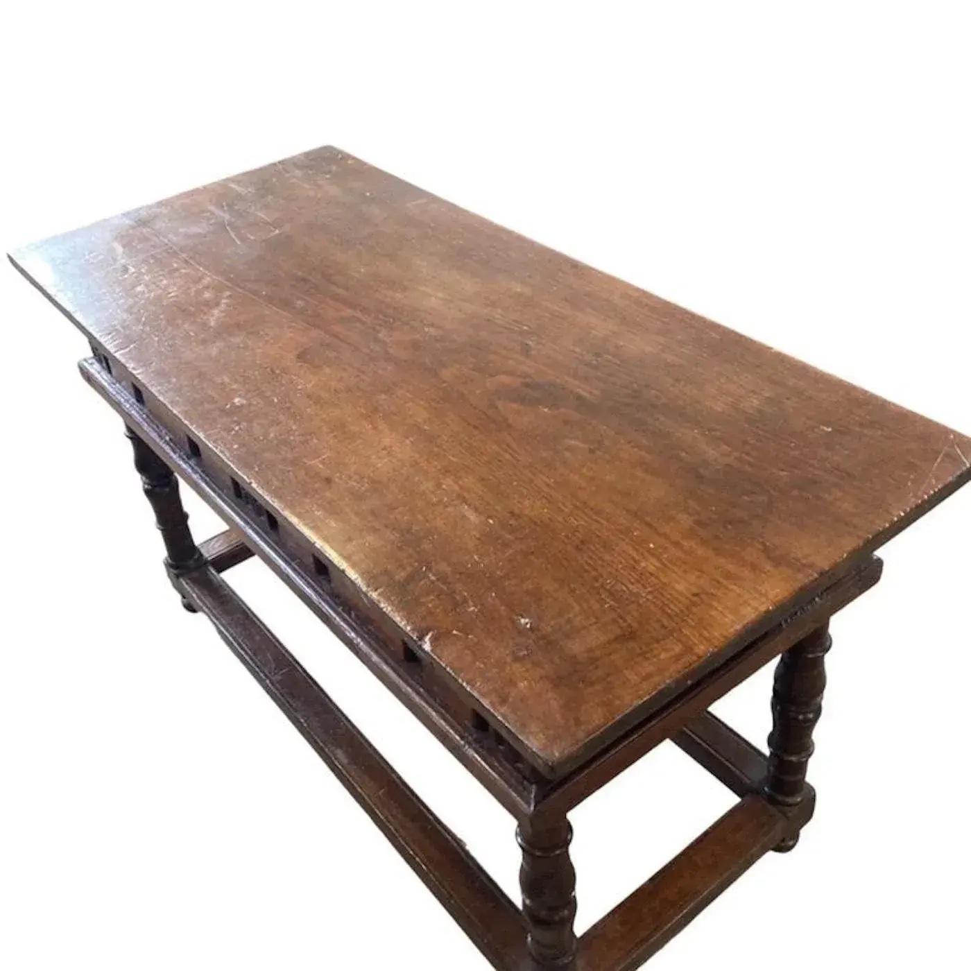 17th Century Italian Baroque Walnut Table / Console Table In Good Condition For Sale In Viterbo, VT