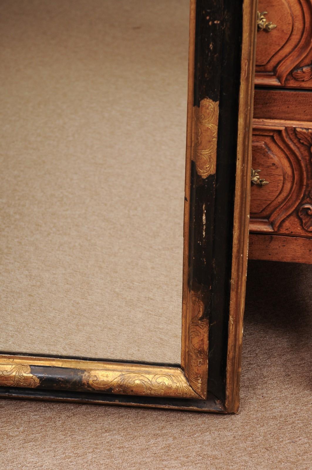 Miroir italien du 17e siècle en bois doré ébonisé et parcellaire en vente 3