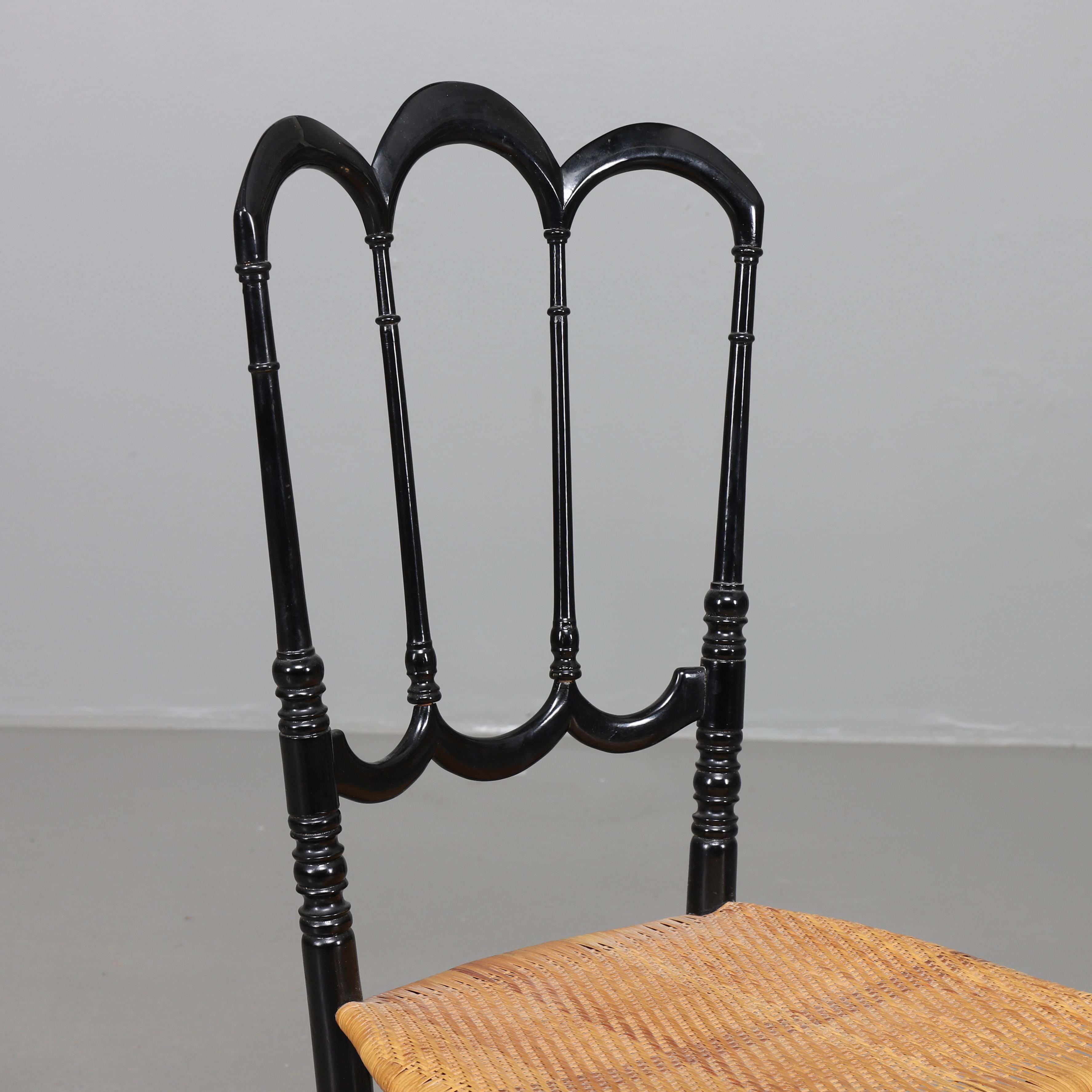 XVIIIe siècle et antérieur Chaise Chiavari italienne du 17ème siècle en laque noire à chevrons et assise en rotin en vente