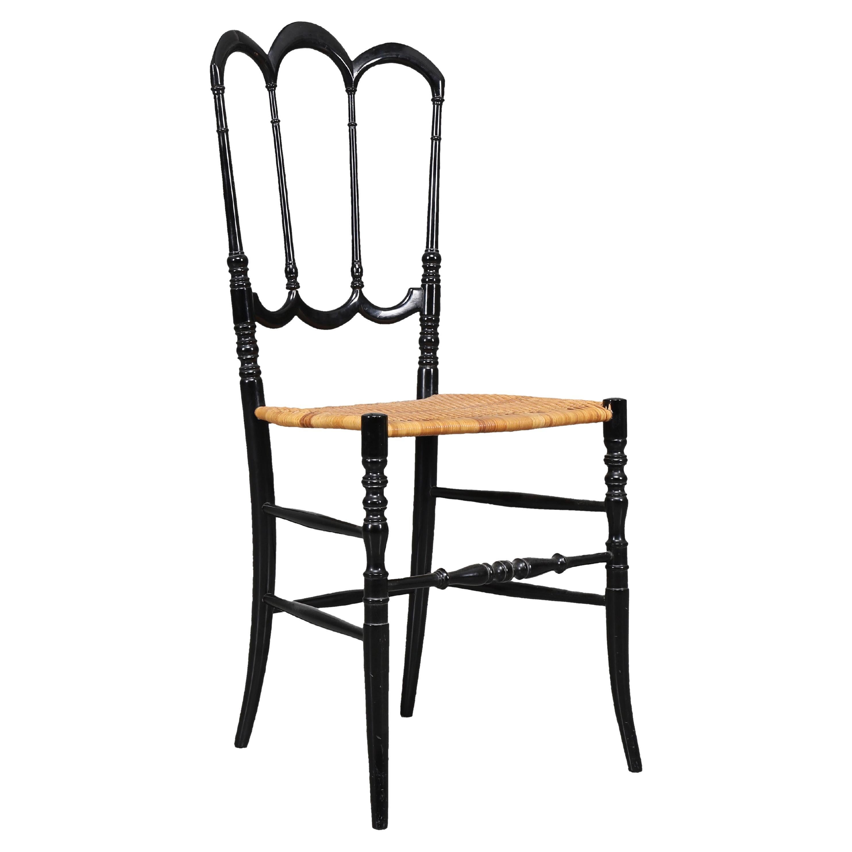 Chaise Chiavari italienne du 17ème siècle en laque noire à chevrons et assise en rotin