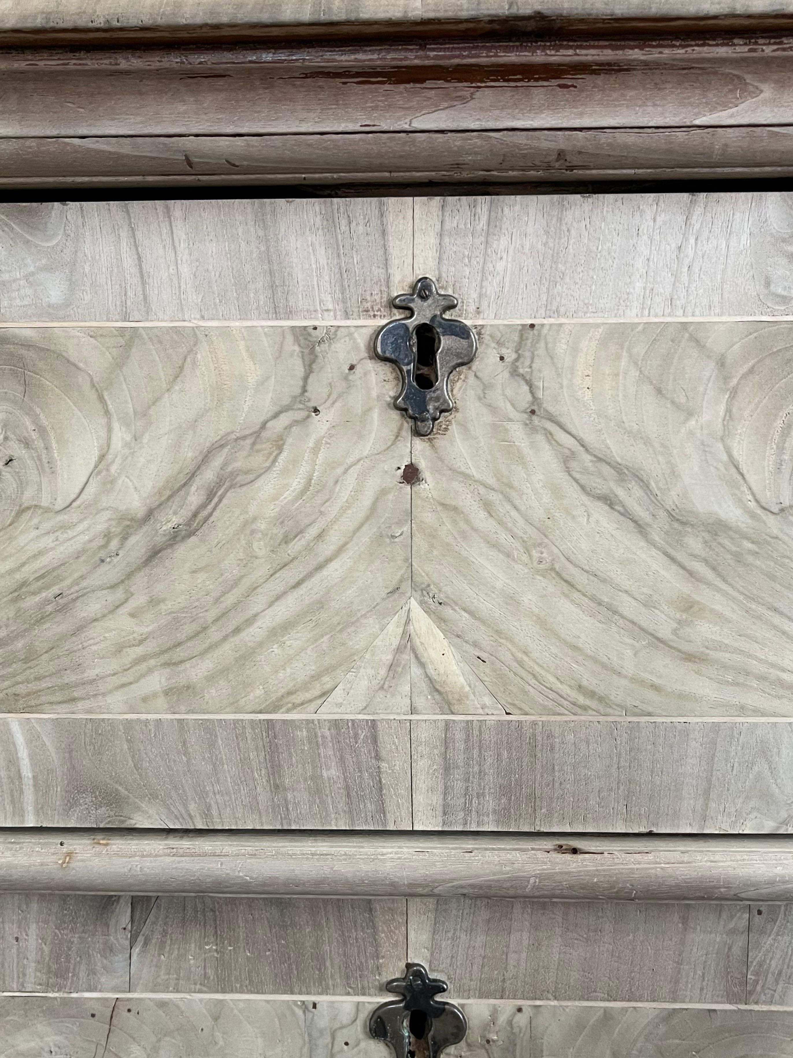 17th Century Italian Bleached Walnut Commode With Veneer and Walnut Burl For Sale 6