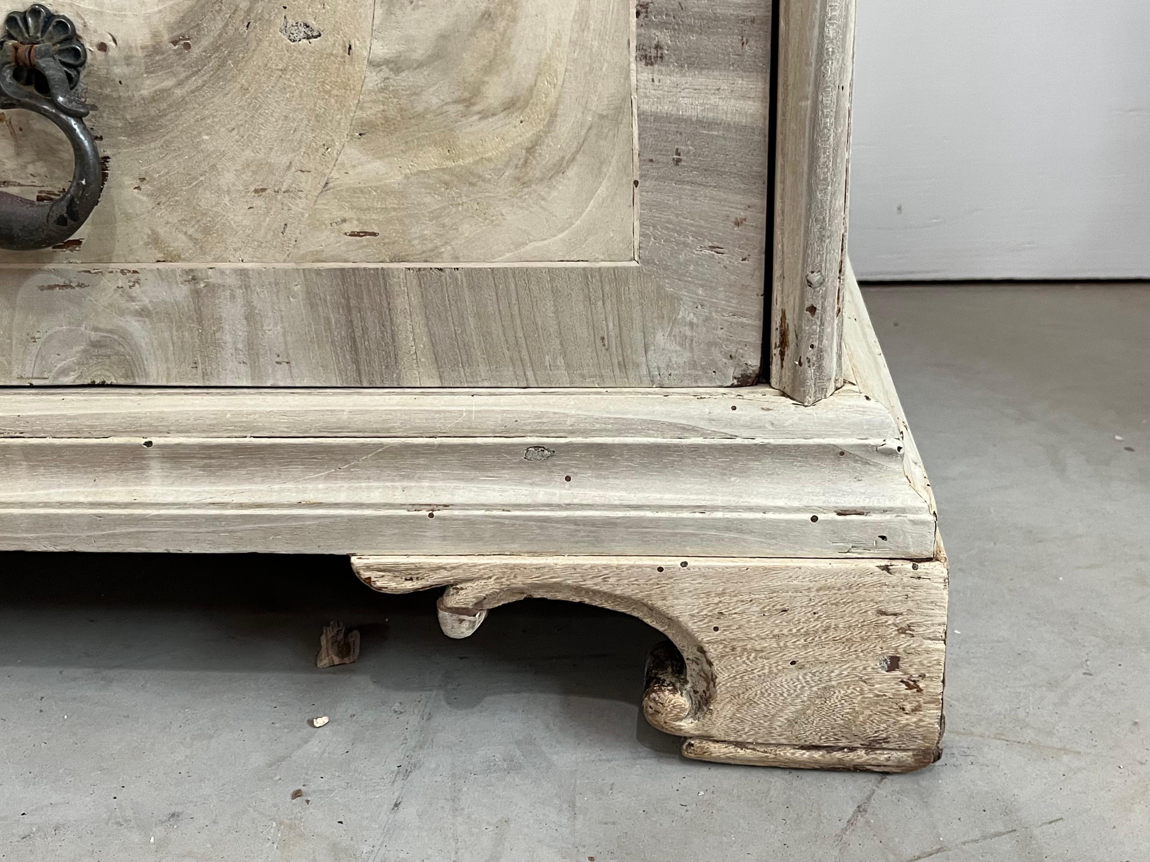 17th Century Italian Bleached Walnut Commode With Veneer and Walnut Burl For Sale 8