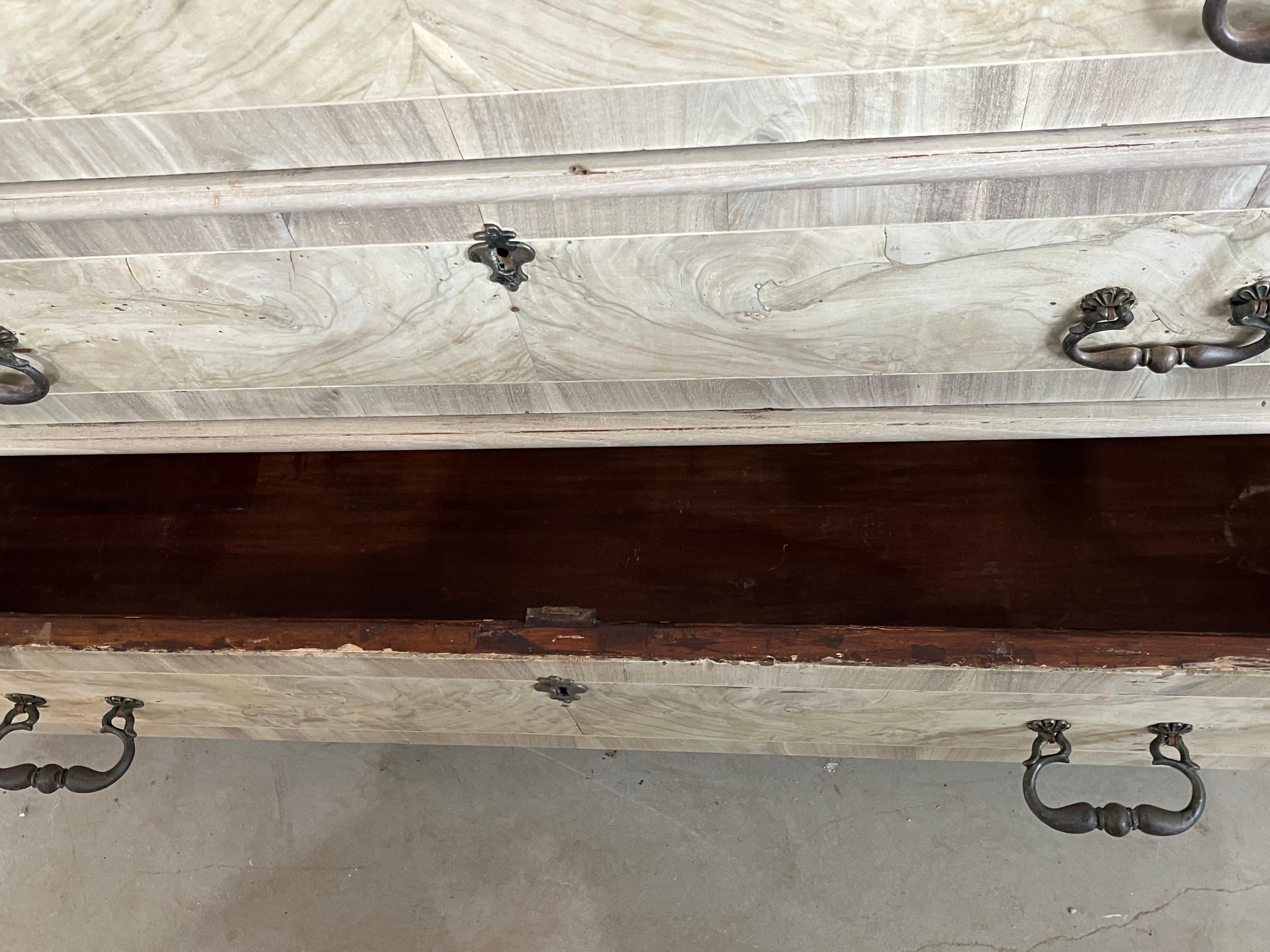 17th Century Italian Bleached Walnut Commode With Veneer and Walnut Burl For Sale 9