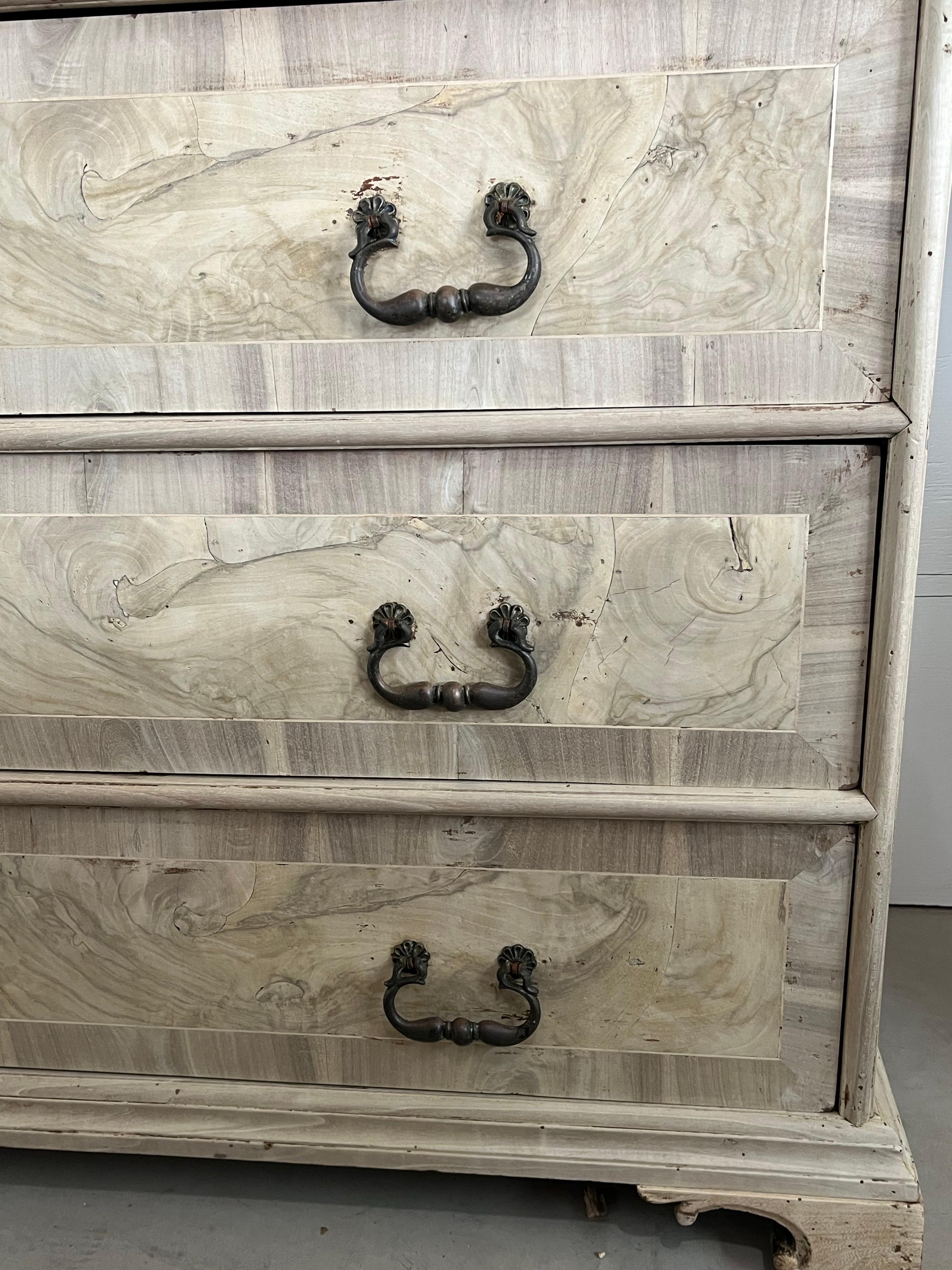 17th Century Italian Bleached Walnut Commode With Veneer and Walnut Burl For Sale 10