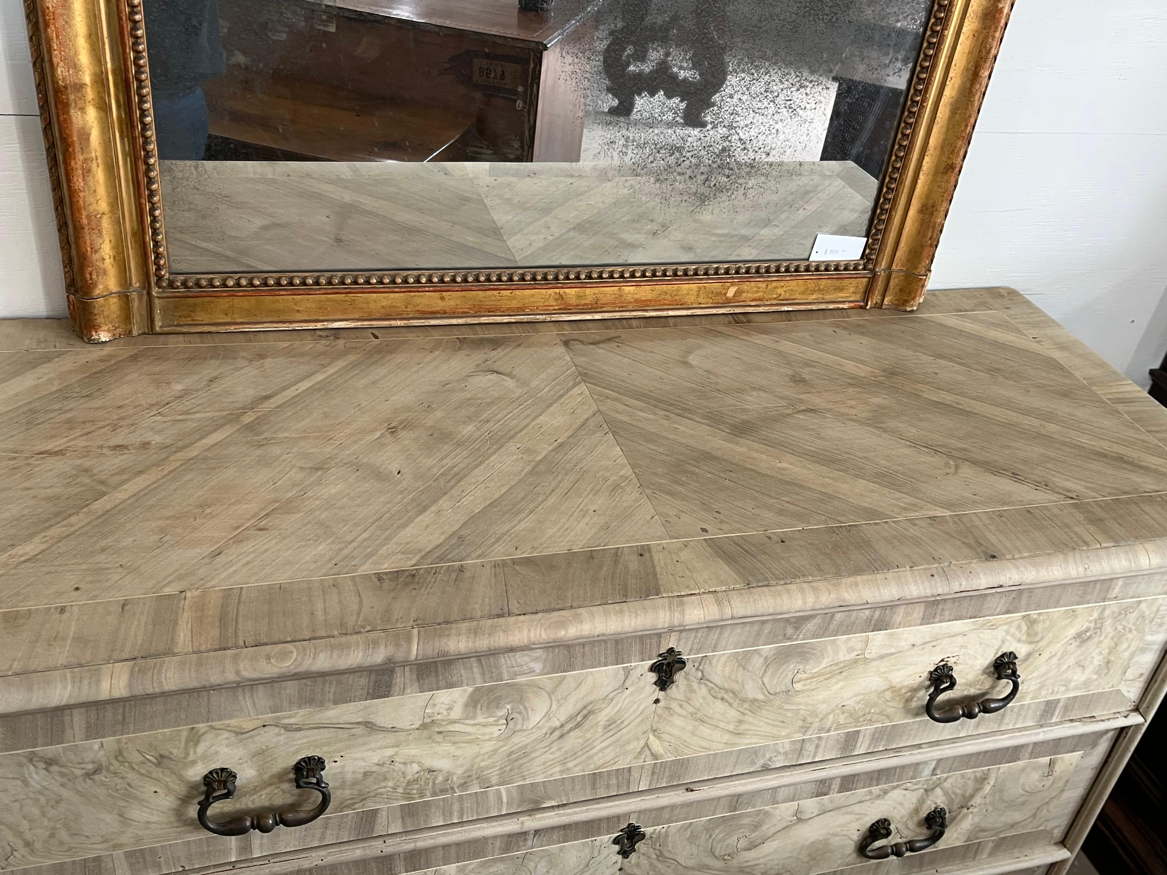 Commode / chest of drawers hand-made in Italy in the early 1700s using walnut and decorated with walnut cross-banded veneer and walnut burl veneer. The chest of drawer is an Italian canterano from the norther part of the Lazio region and features