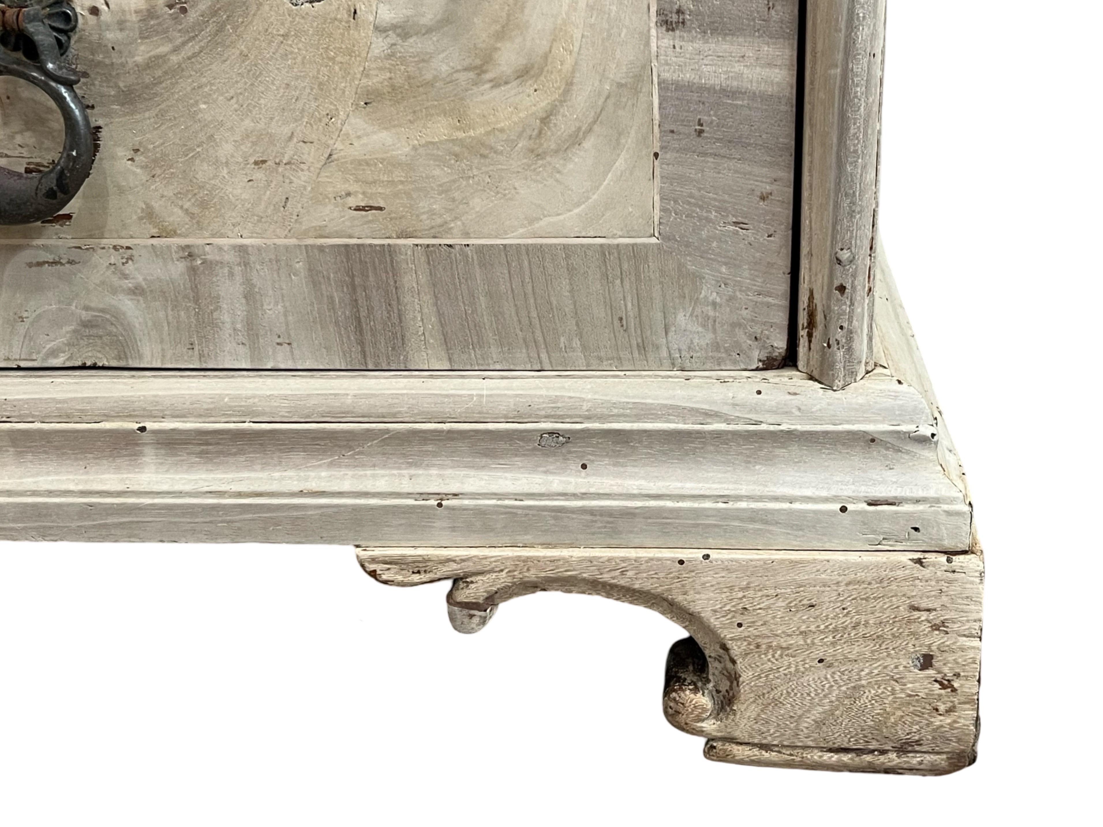 17th Century Italian Bleached Walnut Commode With Veneer and Walnut Burl In Good Condition For Sale In Carmine, TX