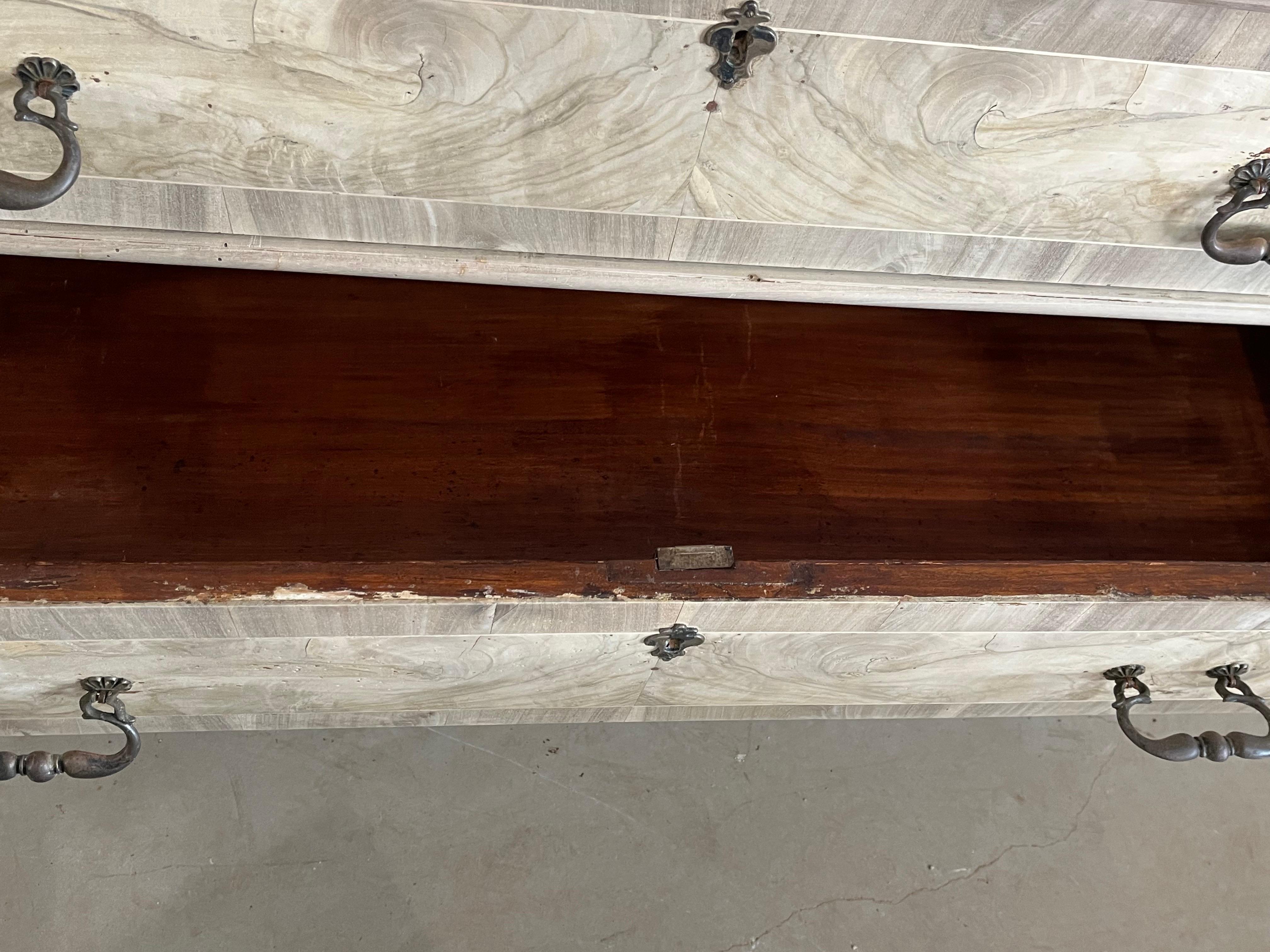 17th Century Italian Bleached Walnut Commode With Veneer and Walnut Burl For Sale 1