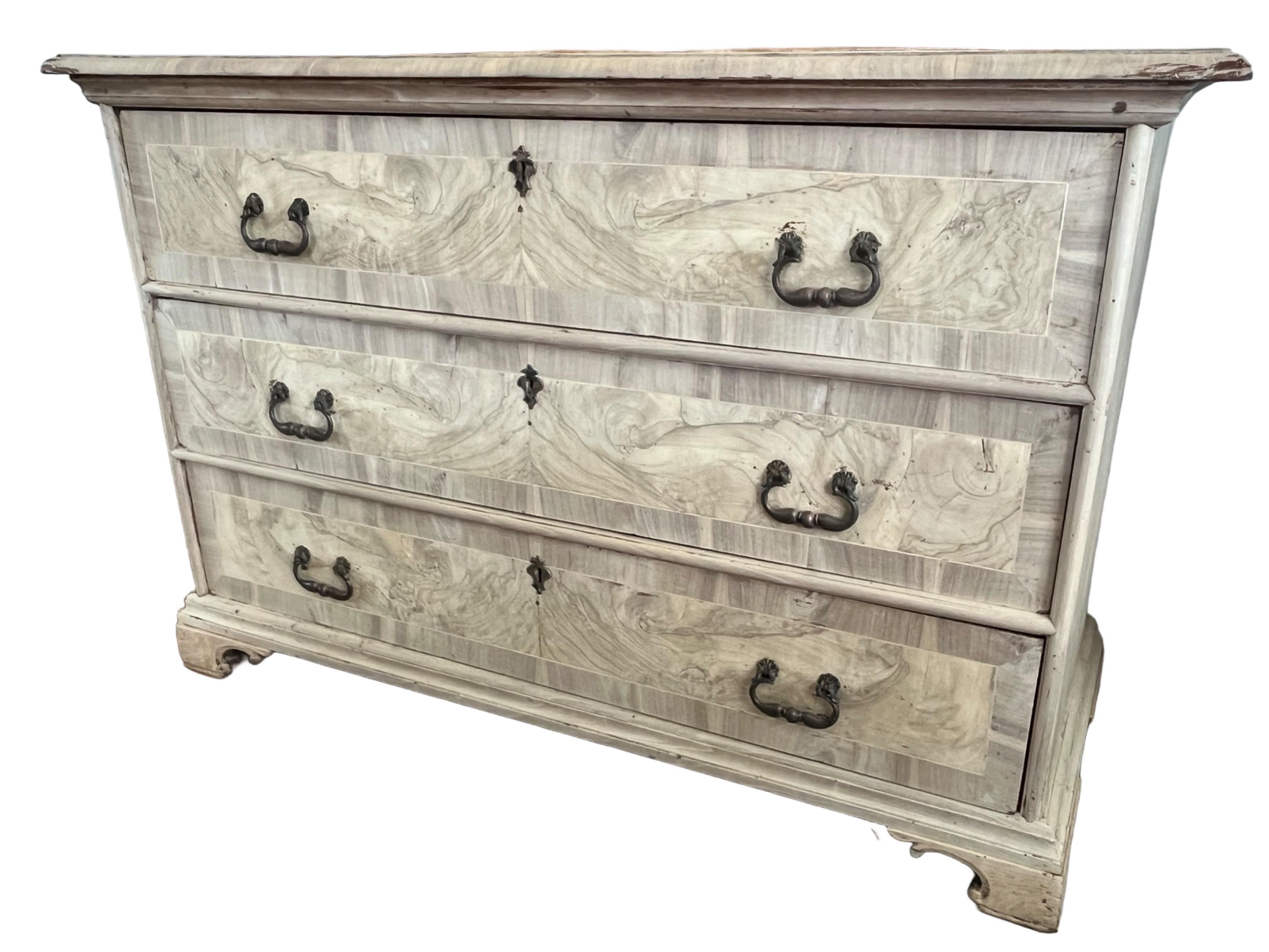 17th Century Italian Bleached Walnut Commode With Veneer and Walnut Burl For Sale 3