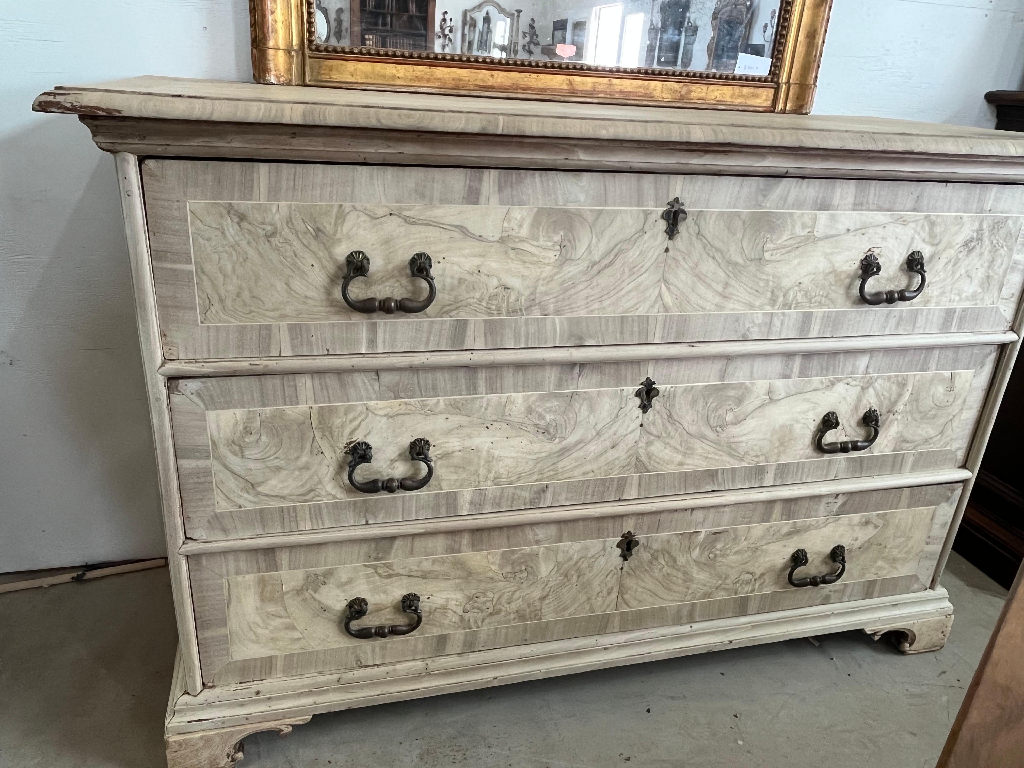 17th Century Italian Bleached Walnut Commode With Veneer and Walnut Burl For Sale 4