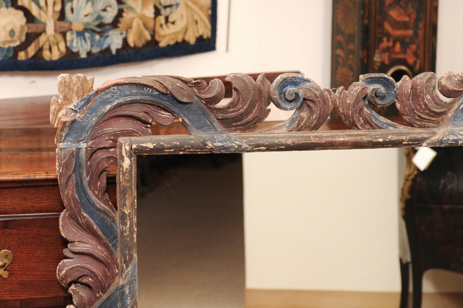 Marco italiano del siglo XVII tallado y pintado en azul y rojo con placa de espejo tardía siglo XVIII y antes en venta