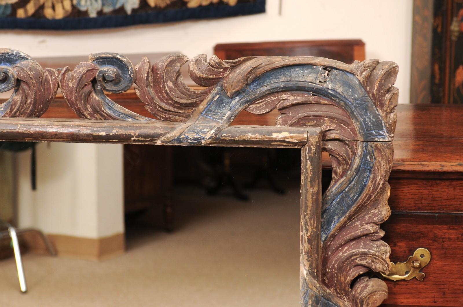 Marco italiano del siglo XVII tallado y pintado en azul y rojo con placa de espejo tardía en venta 1