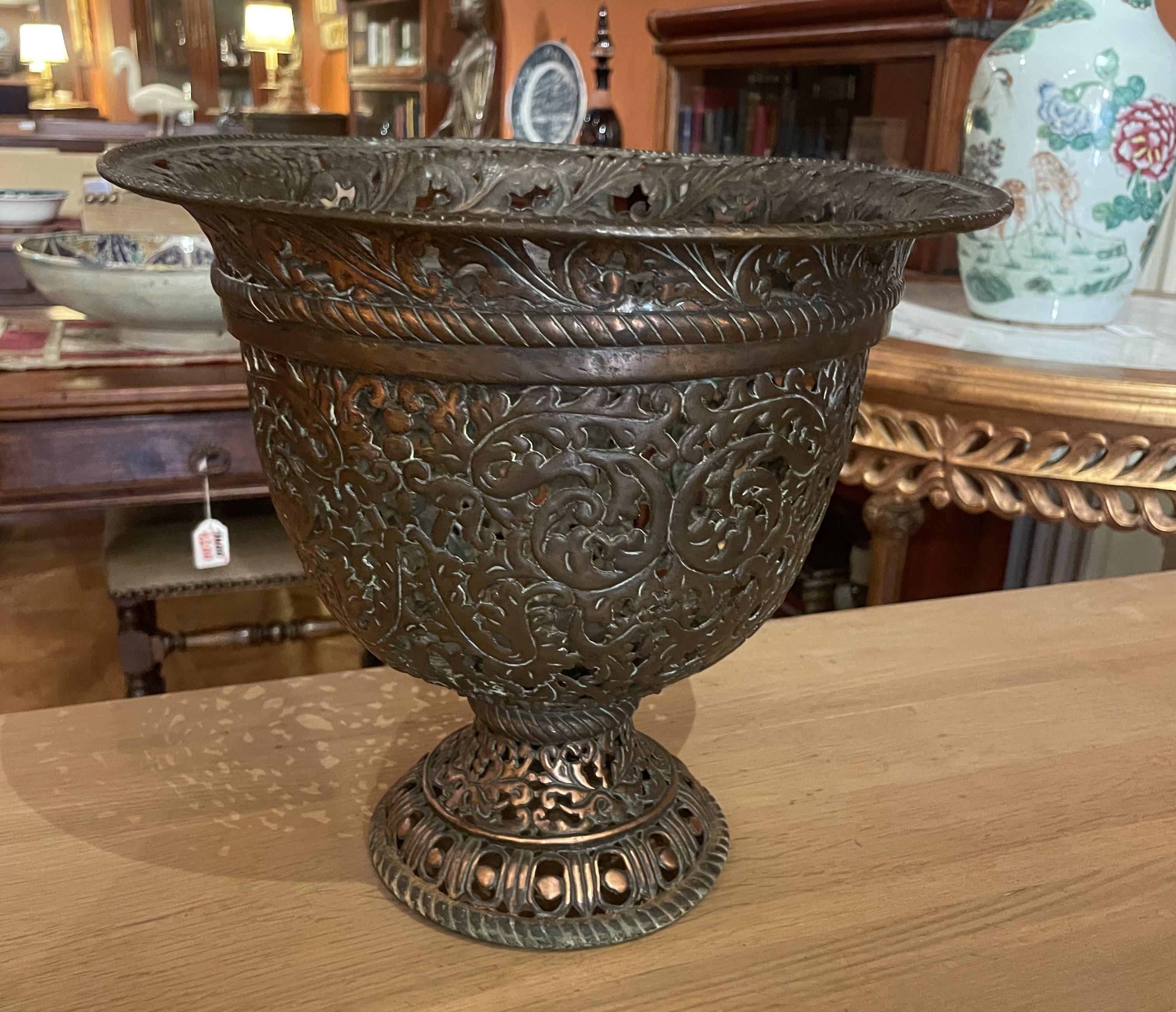 Superb and rare chiseled bronze basin from the Italian Renaissance.
Very beautiful workmanship.
Uncommon and very decorative object.
Very beautiful patina and in superb condition.
