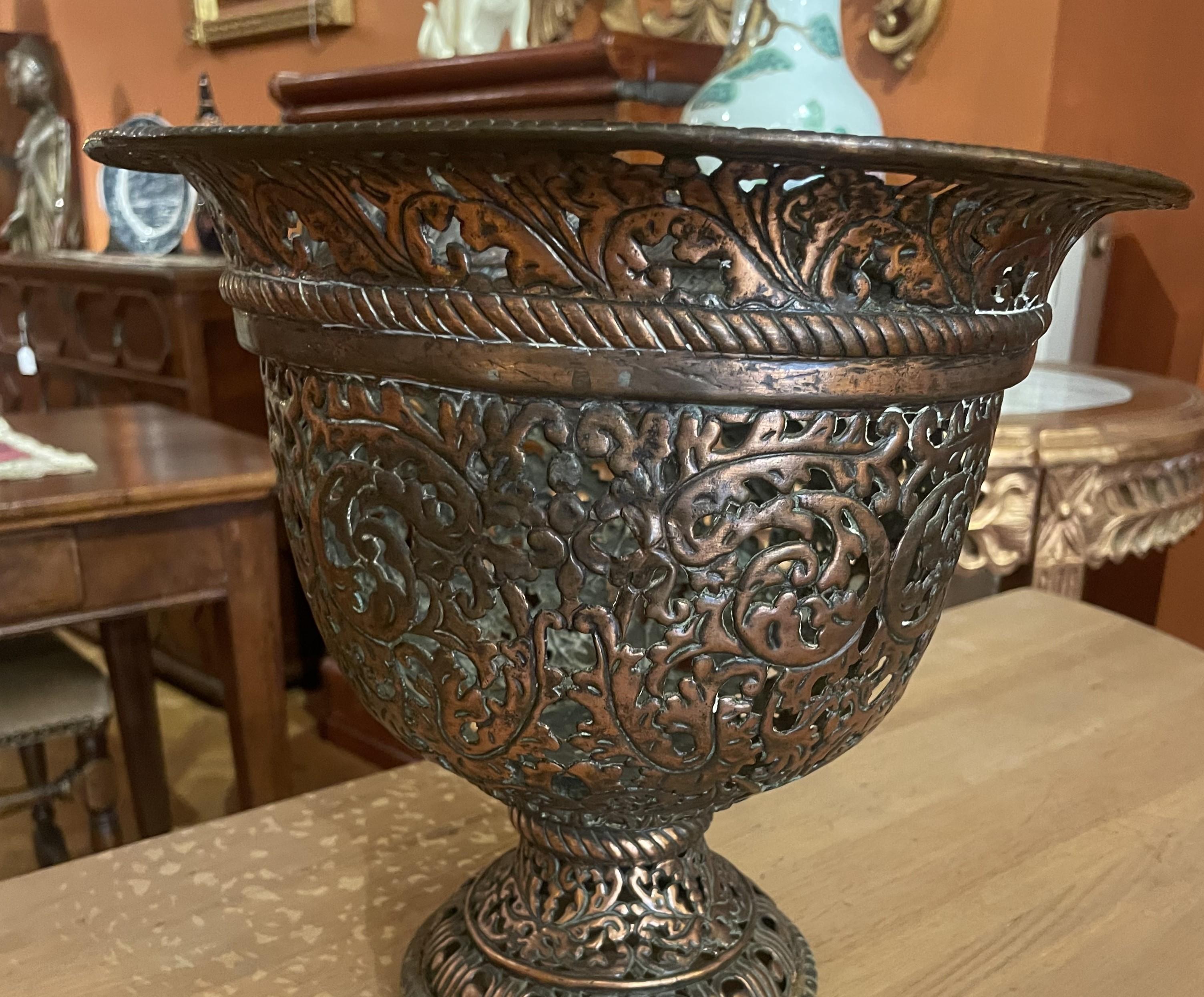 17th Century Italian Bronze Cup Or Urn In Good Condition For Sale In Brussels, Brussels