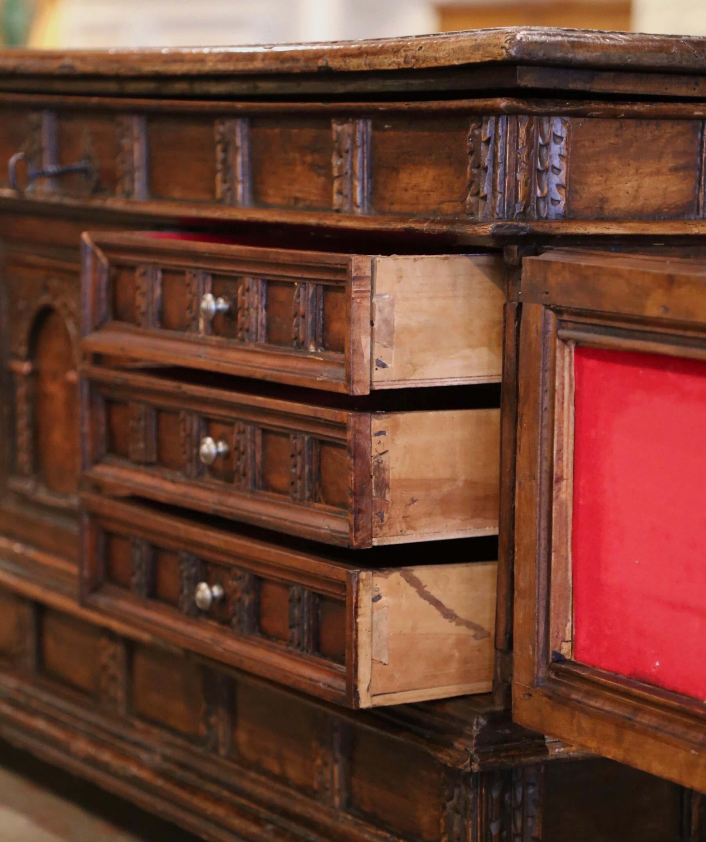 Coffre Cassone italien sculpté du 17ème siècle avec tiroirs et panneau sculpté à l'intérieur en vente 3