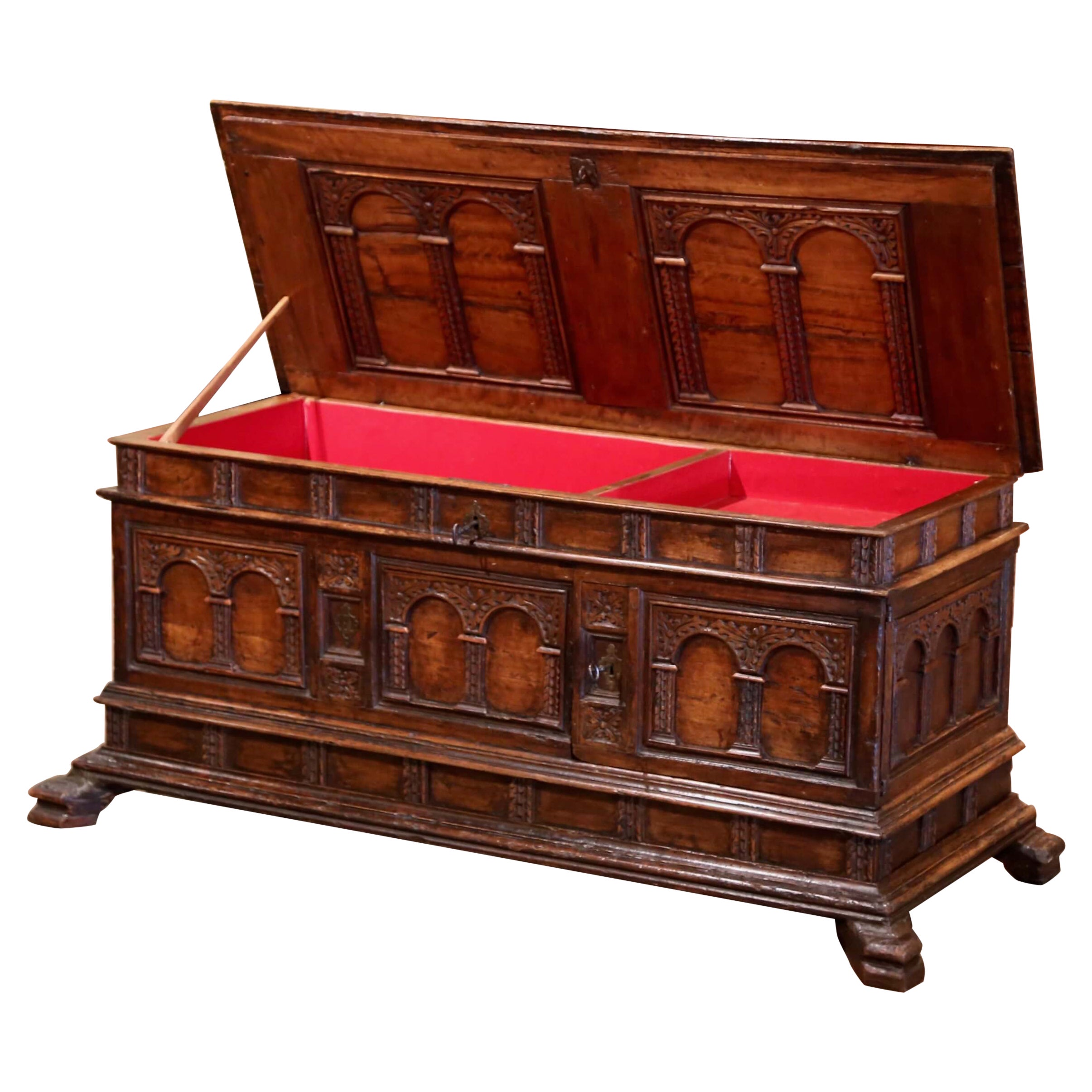 Baule Cassone intagliato italiano del XVII secolo con cassetti e pannello interno intagliato in vendita