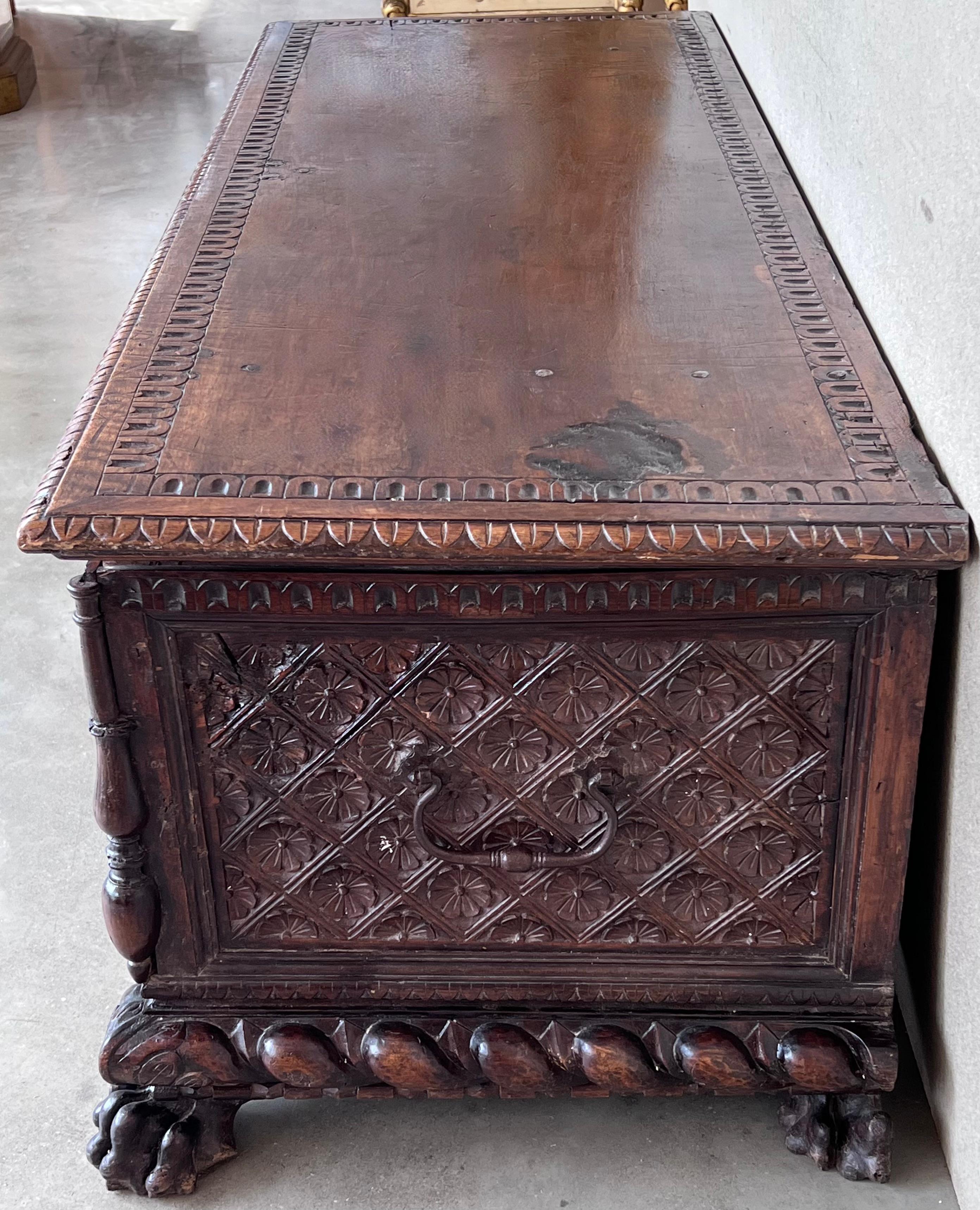 17th Century Italian Carved Cassone Trunk with Original Hardware In Good Condition For Sale In Miami, FL