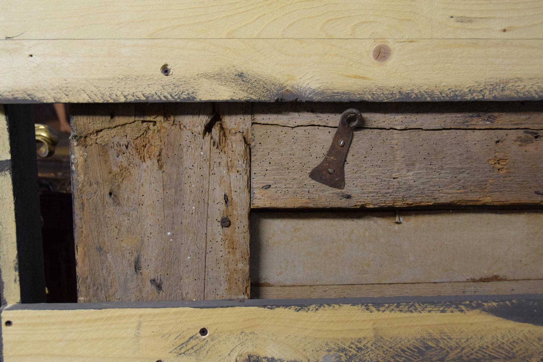 Specchio in legno dorato intagliato del 17° secolo con piccole pietre in vendita 8