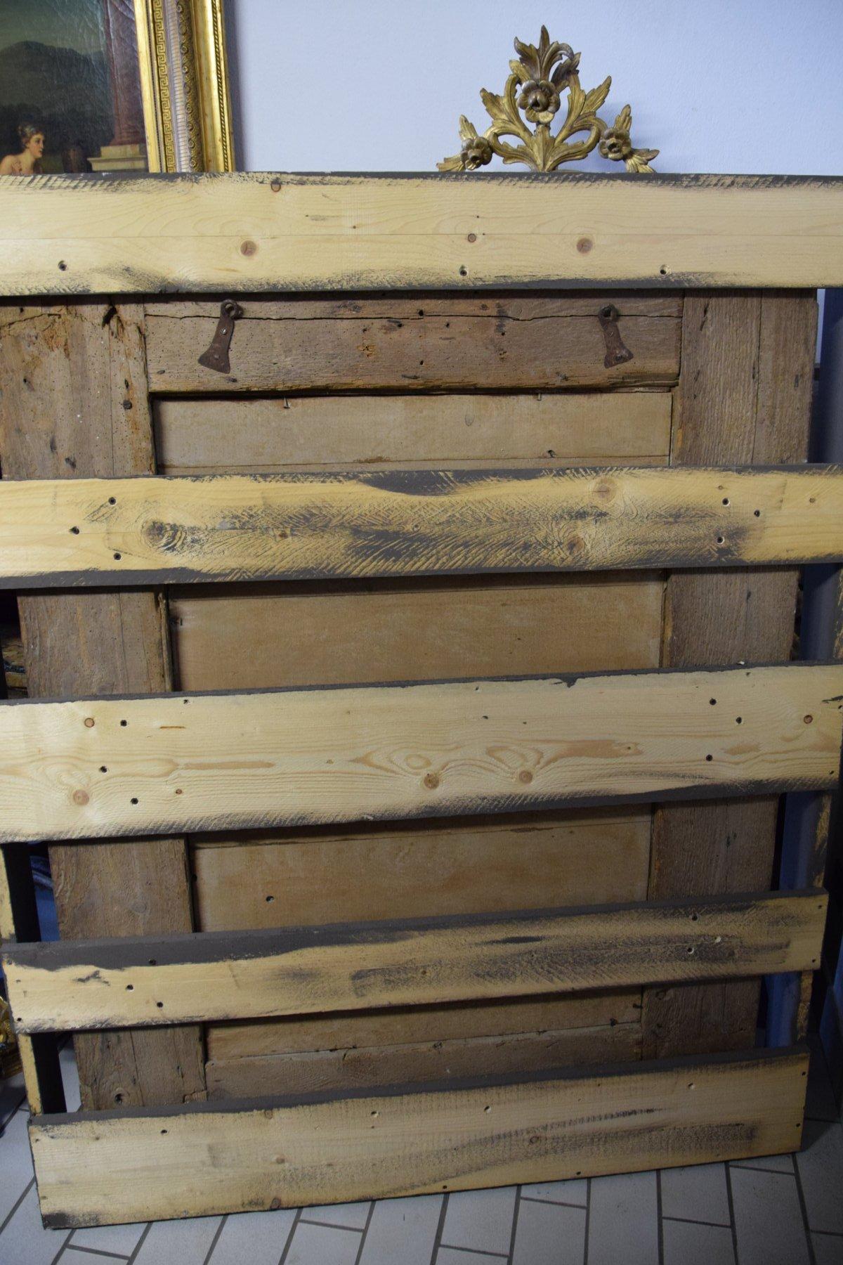Specchio in legno dorato intagliato del 17° secolo con piccole pietre in vendita 11