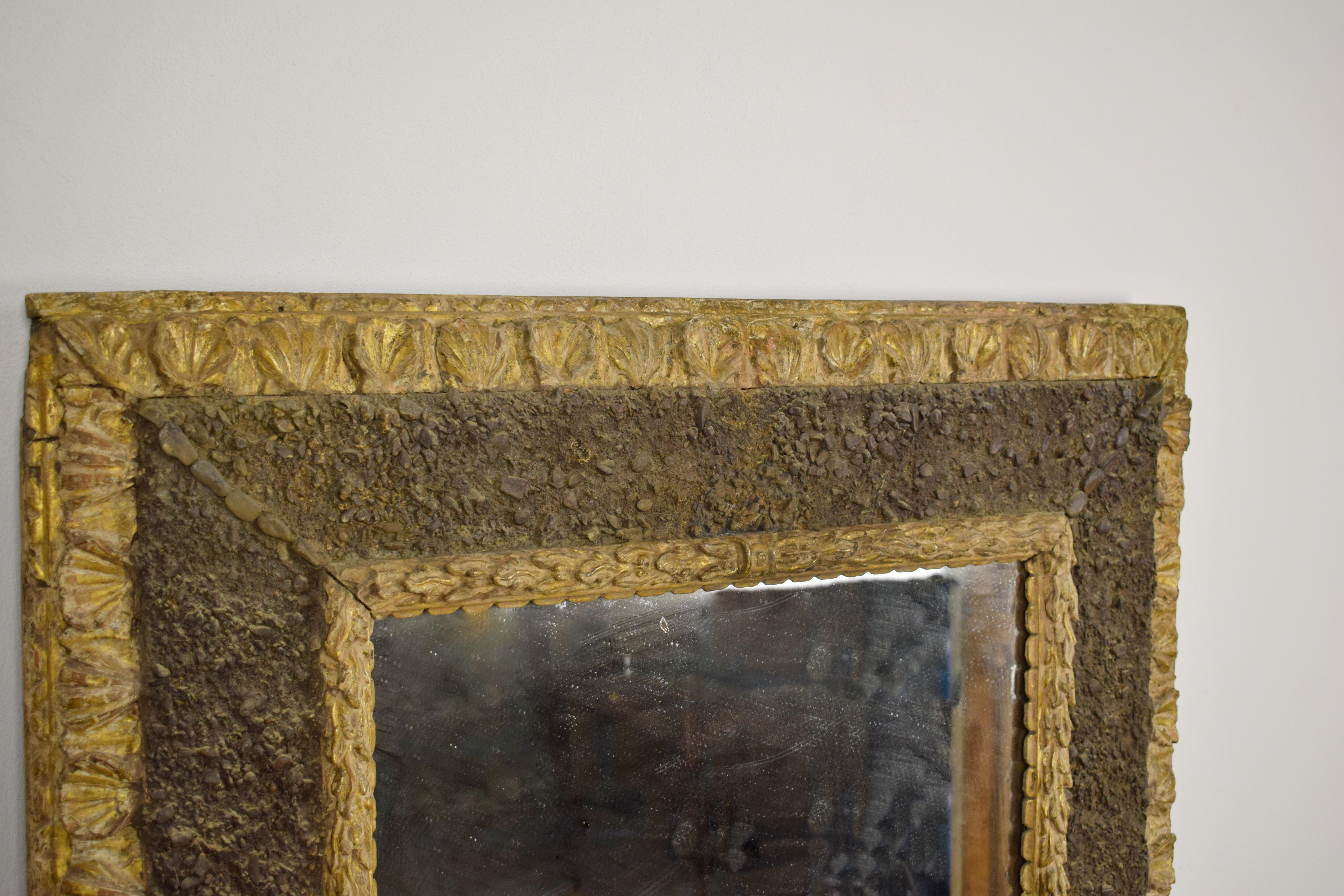 17. Jahrhundert, Italienischer geschnitzter Giltwood-Spiegel mit kleinen Steinen (Vergoldetes Holz) im Angebot