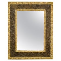 Miroir italien du 17ème siècle en bois doré sculpté avec de petites pierres