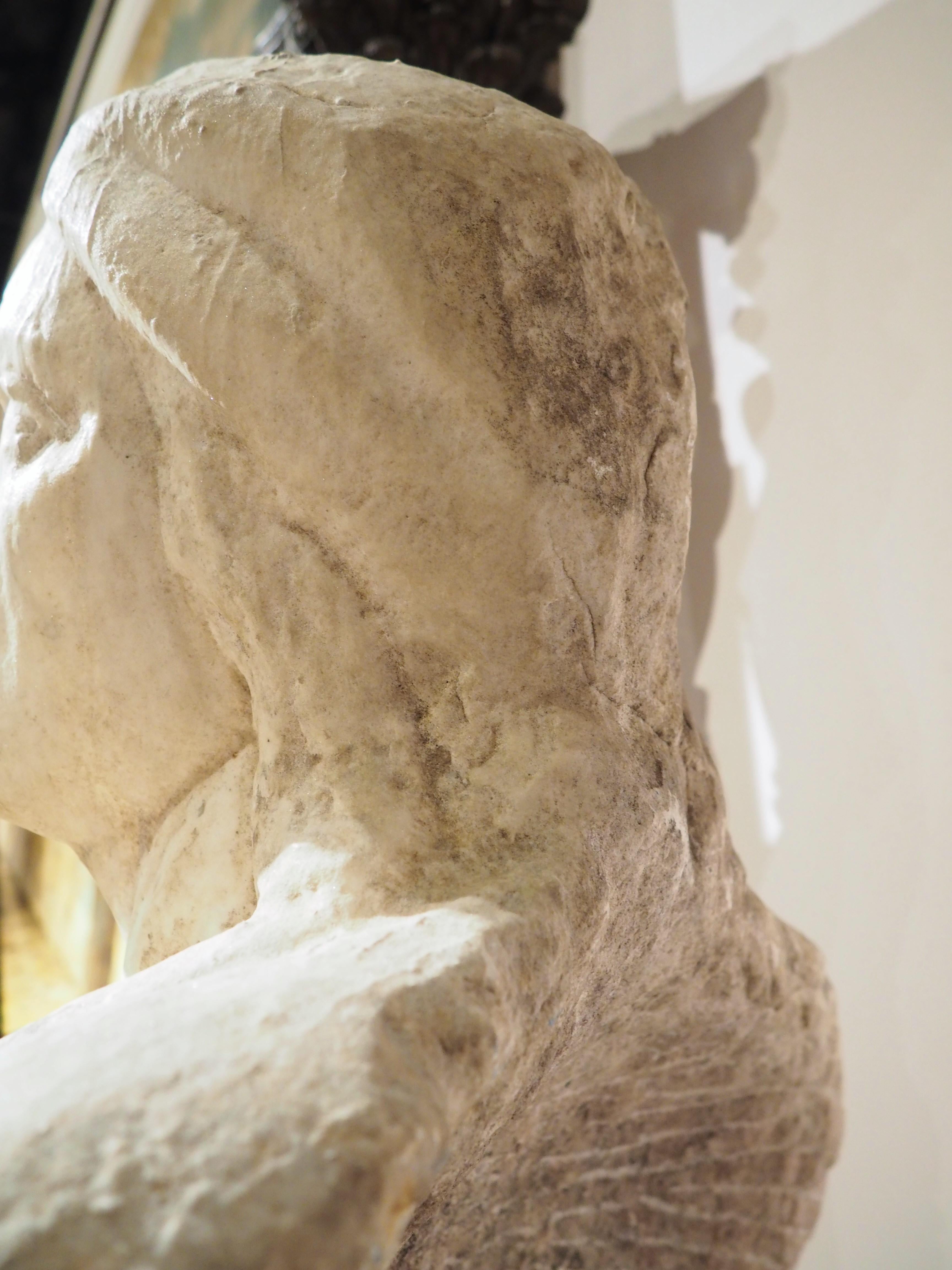 Buste italien en marbre sculpté du 17ème siècle sur socle en fer de la côte amalfitaine en vente 9