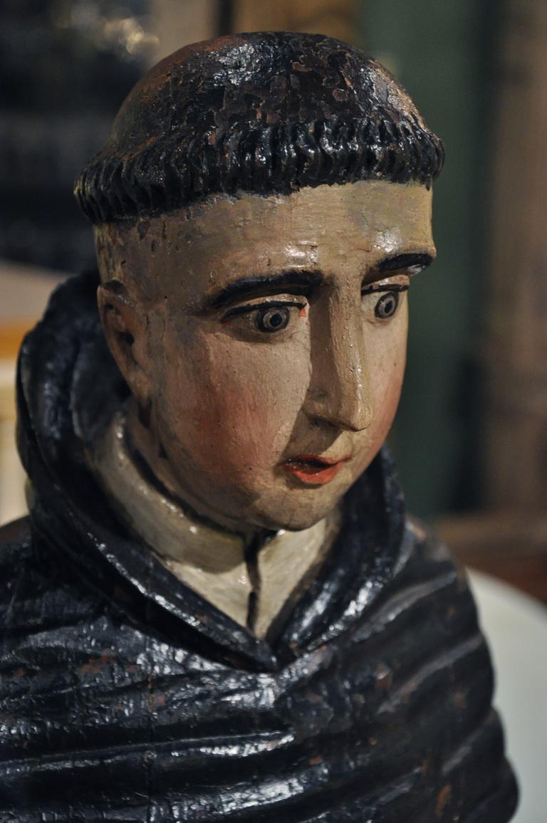 Composición escultórica italiana del siglo XVII San Nicolás tallado y pintado 3