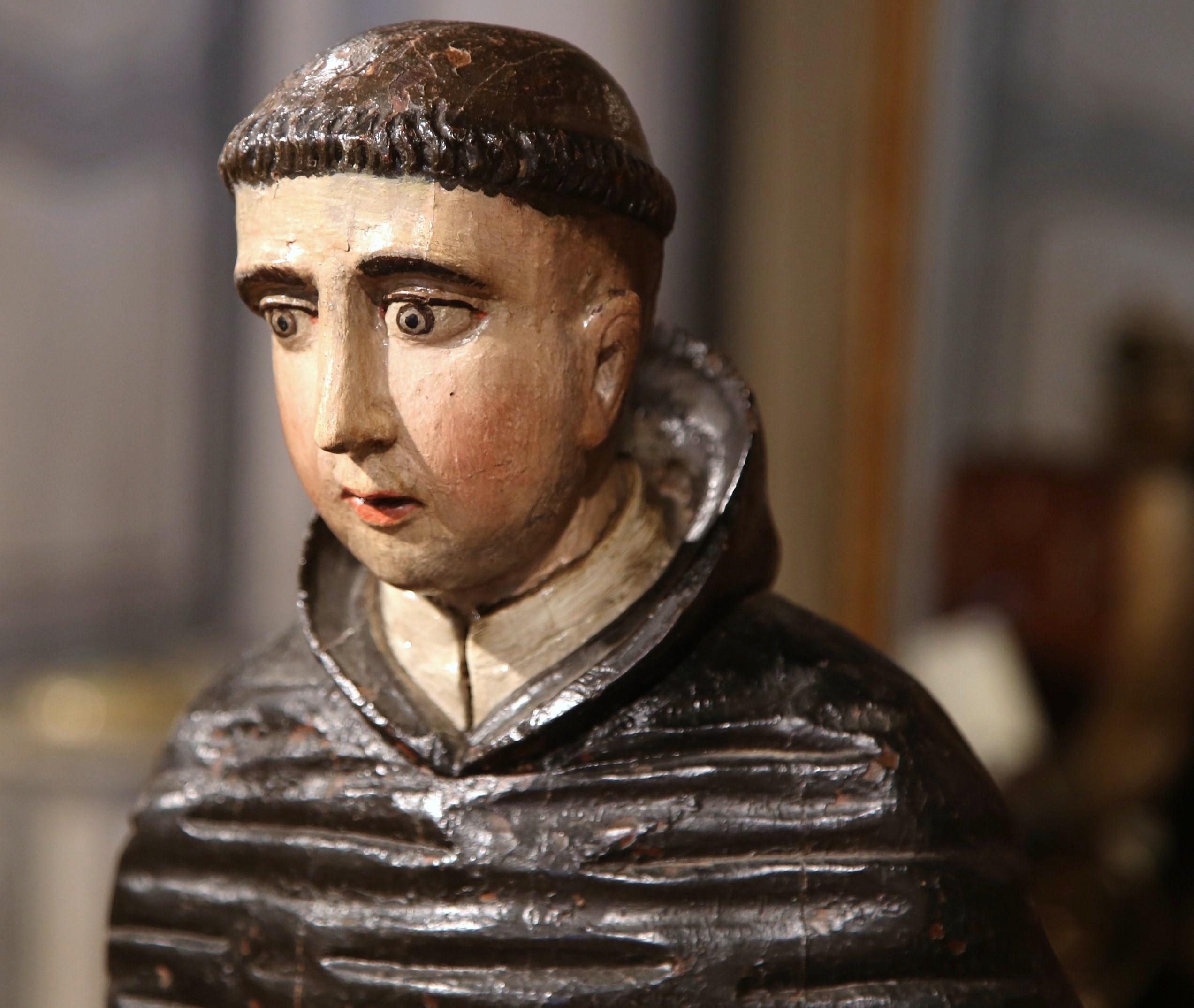 Composición escultórica italiana del siglo XVII San Nicolás tallado y pintado Renacimiento