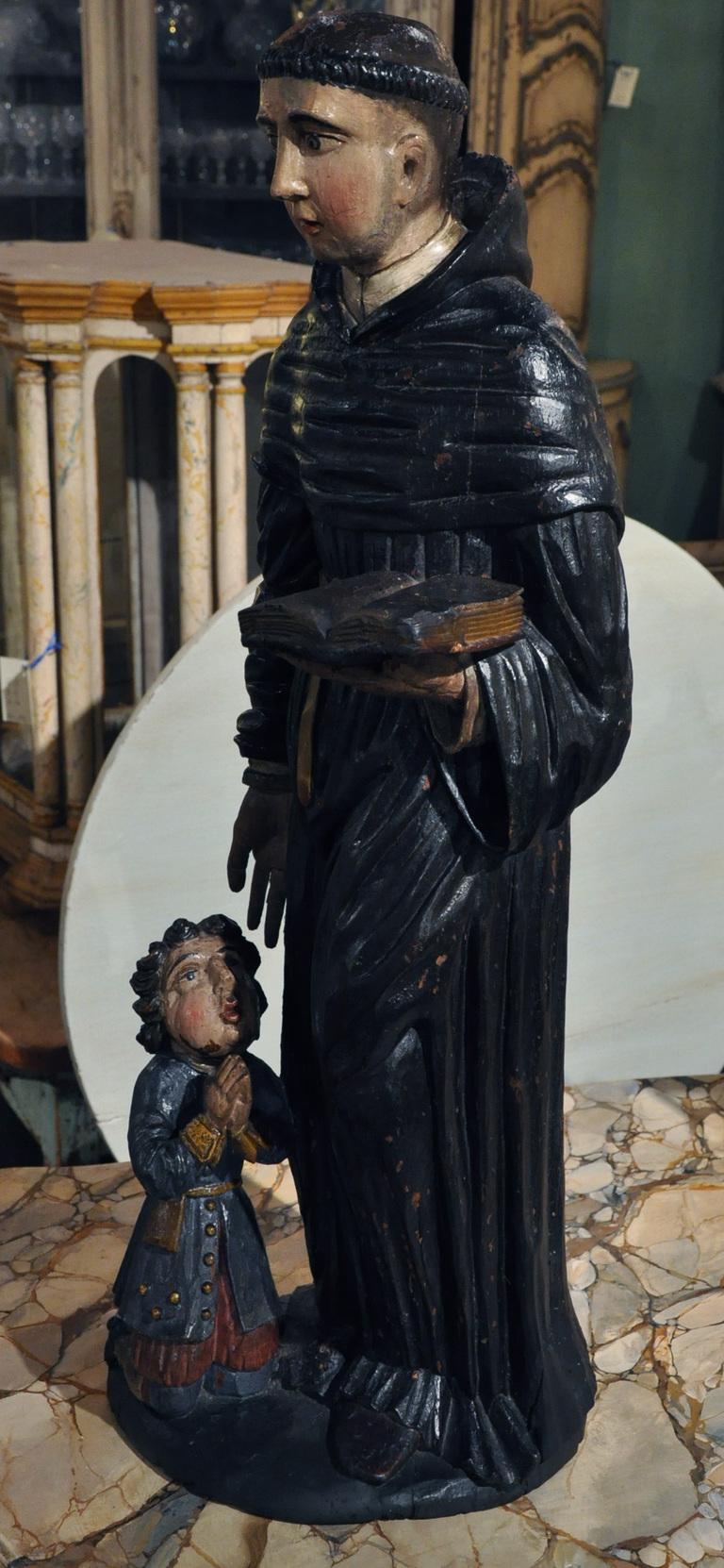 Composición escultórica italiana del siglo XVII San Nicolás tallado y pintado Francés