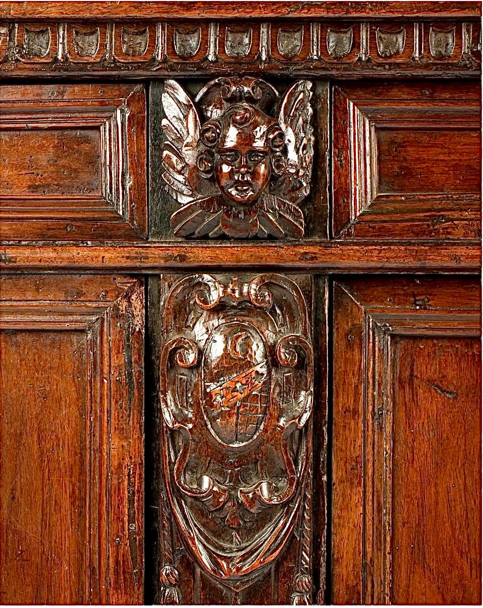 Credenza italiana de nogal tallado del siglo XVII Renacimiento en venta