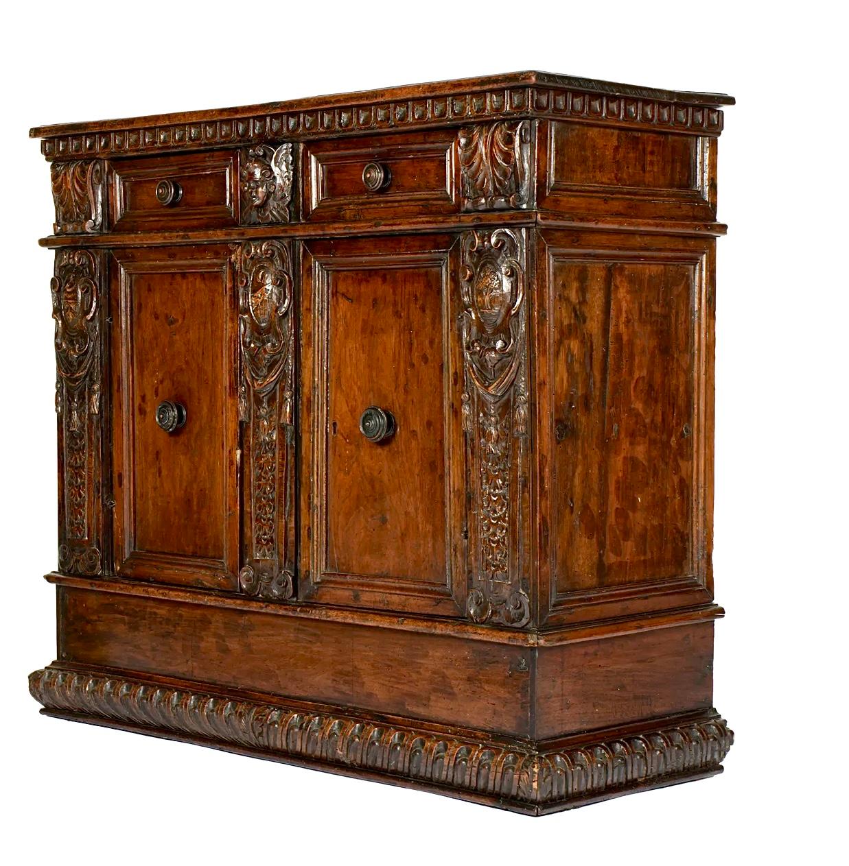 Credenza italiana de nogal tallado del siglo XVII Italiano en venta