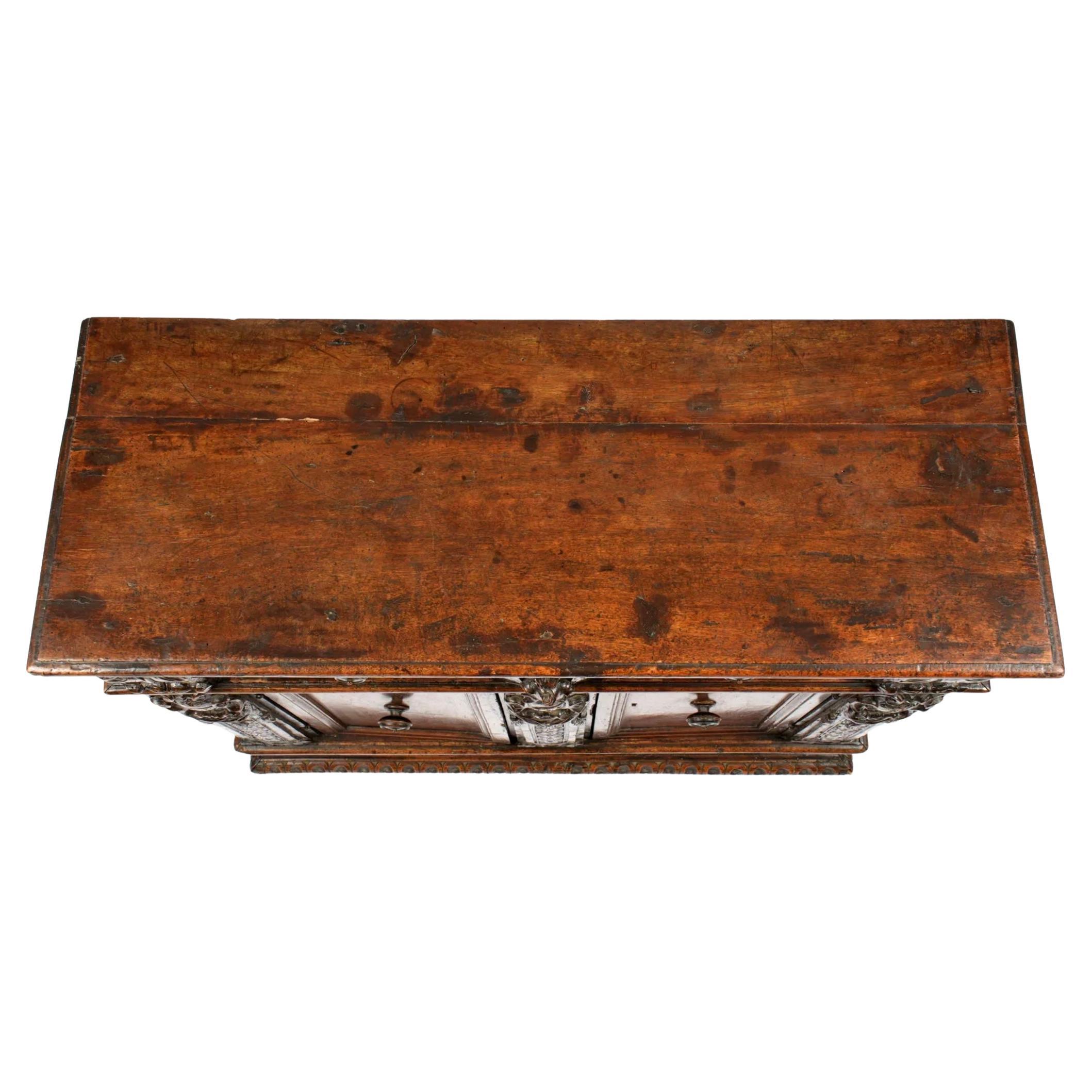 Credenza italiana de nogal tallado del siglo XVII en Bueno estado para la venta en Bradenton, FL