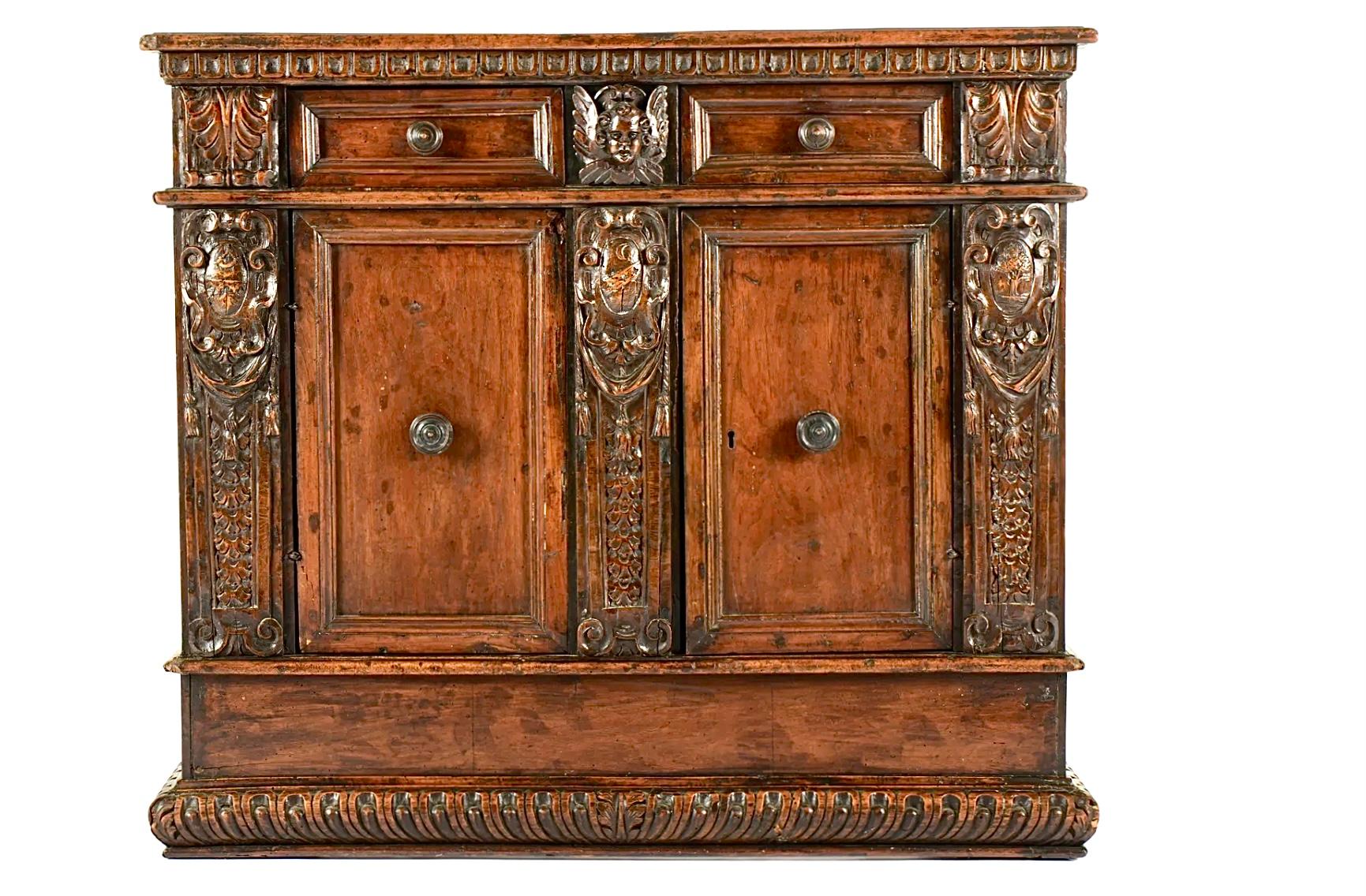 Credenza italiana de nogal tallado del siglo XVII en venta 2